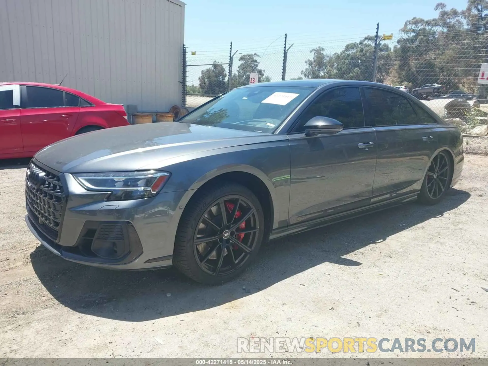 2 fotografías del automóvil dañado WAULSBF88PN002413 AUDI S8 2023