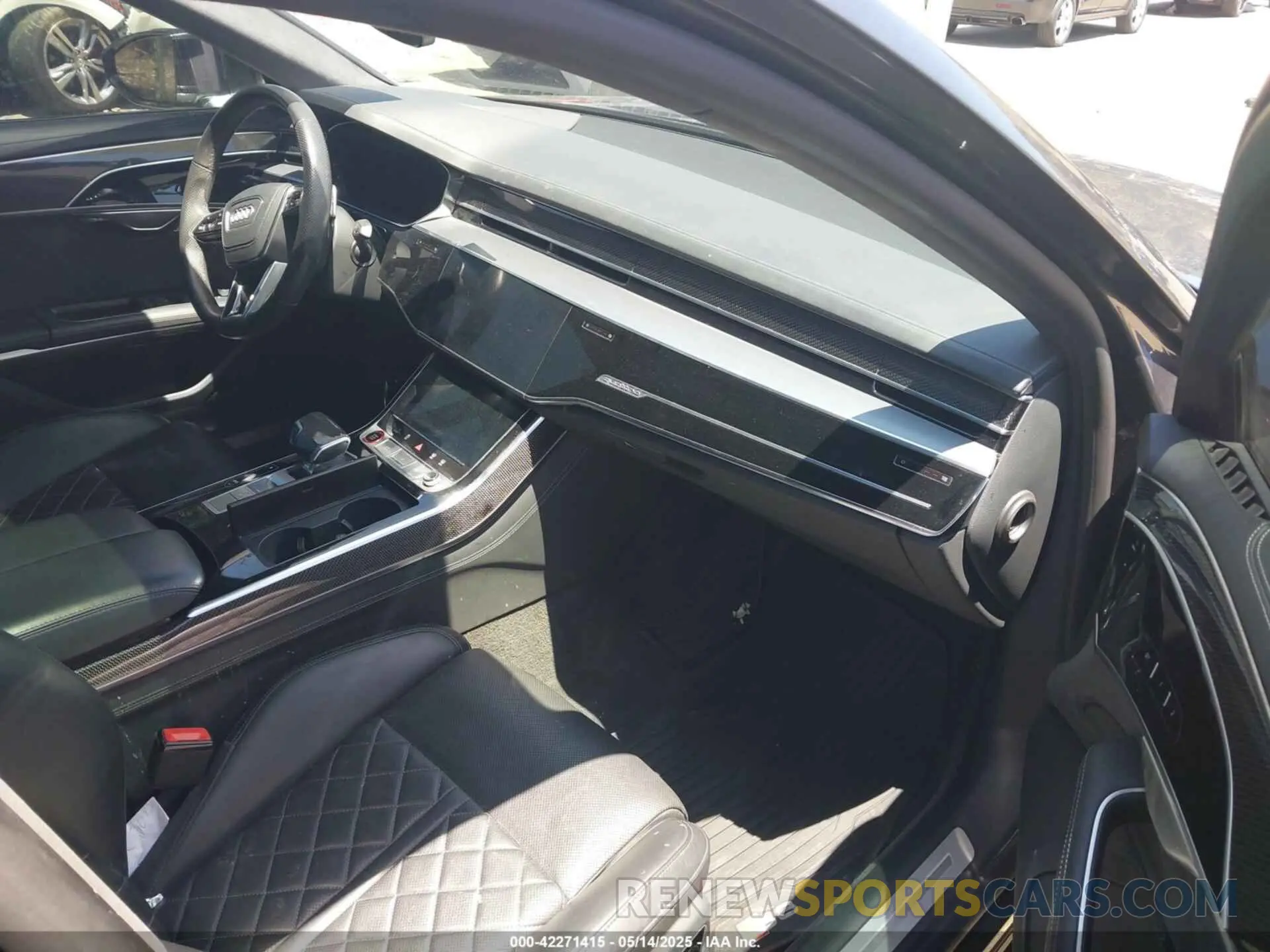 5 fotografías del automóvil dañado WAULSBF88PN002413 AUDI S8 2023