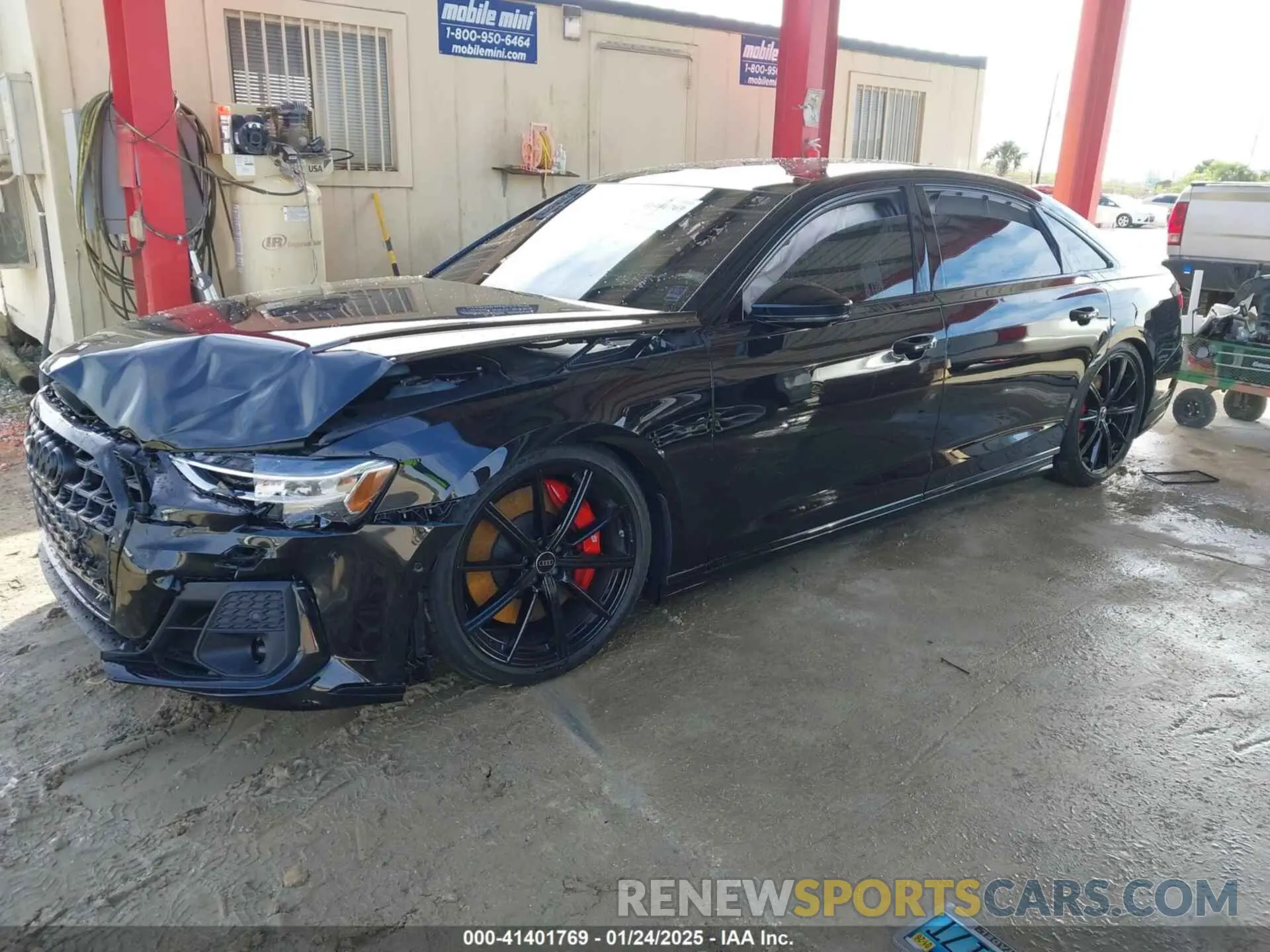2 fotografías del automóvil dañado WAULSAF86RN013889 AUDI S8 2024