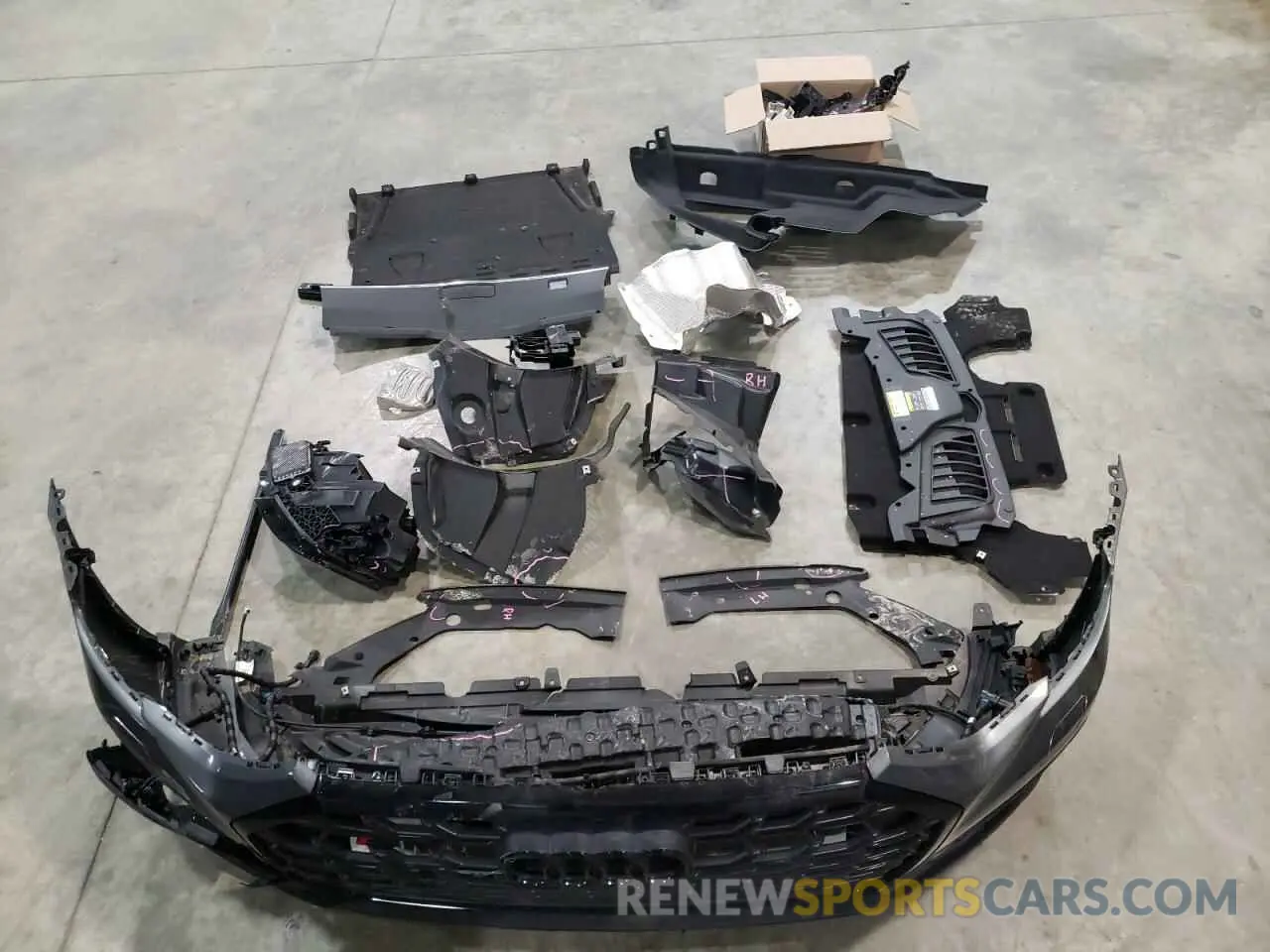 12 fotografías del automóvil dañado WAULSBF88RN010711 AUDI S8 2024