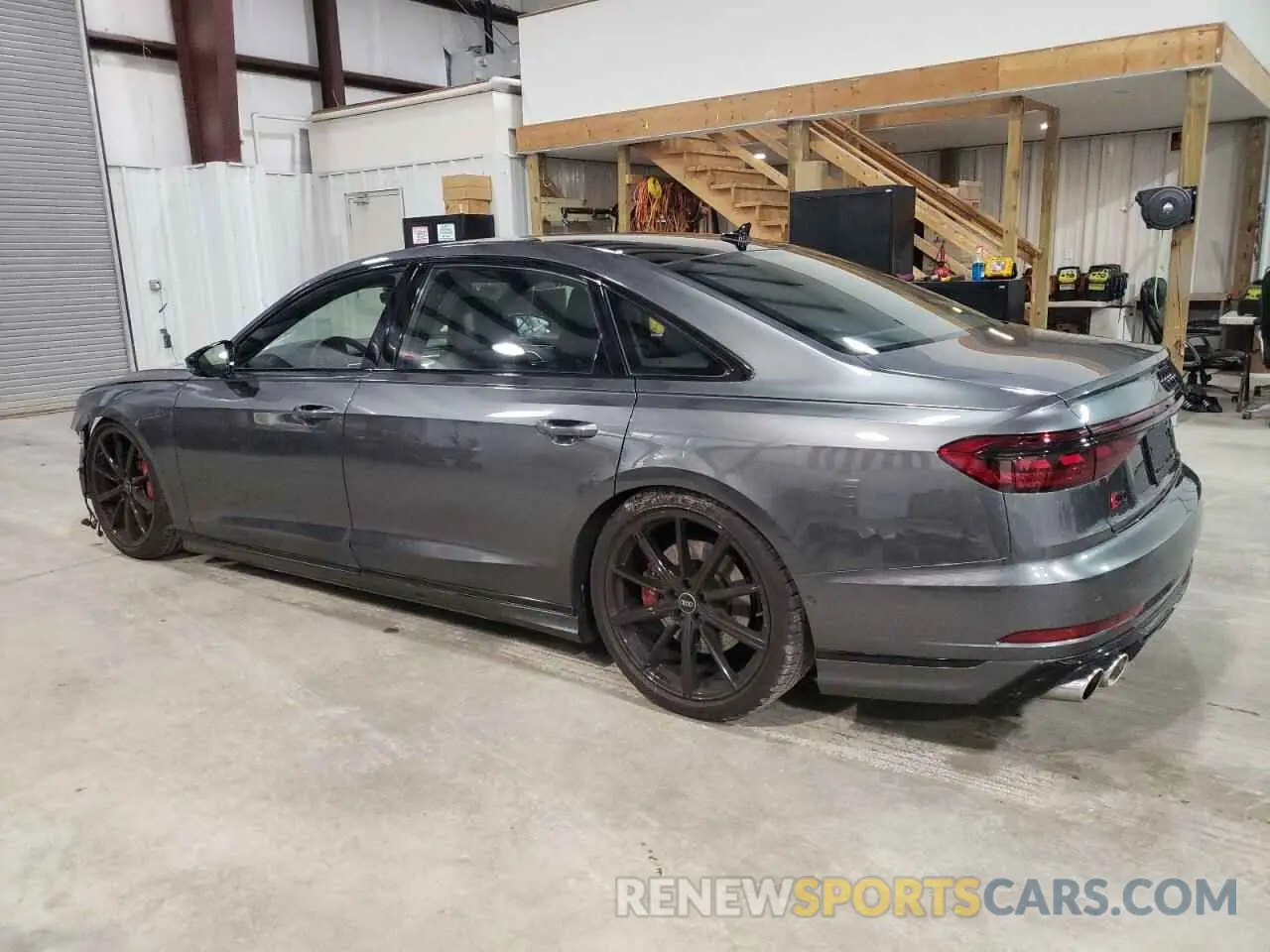 2 fotografías del automóvil dañado WAULSBF88RN010711 AUDI S8 2024