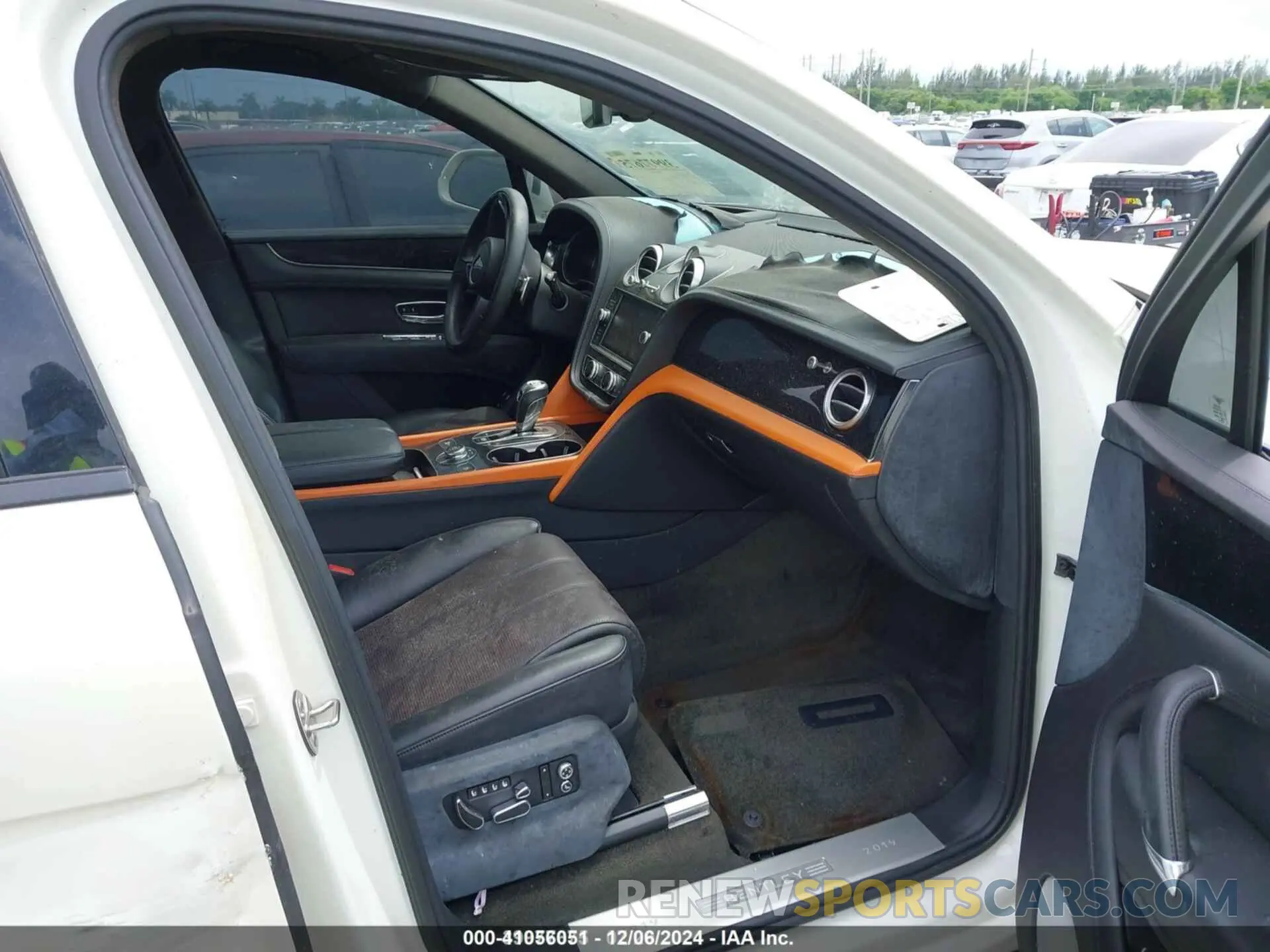 5 fotografías del automóvil dañado SJAAM2ZV9LC029665 BENTLEY BENTAYGA 2020