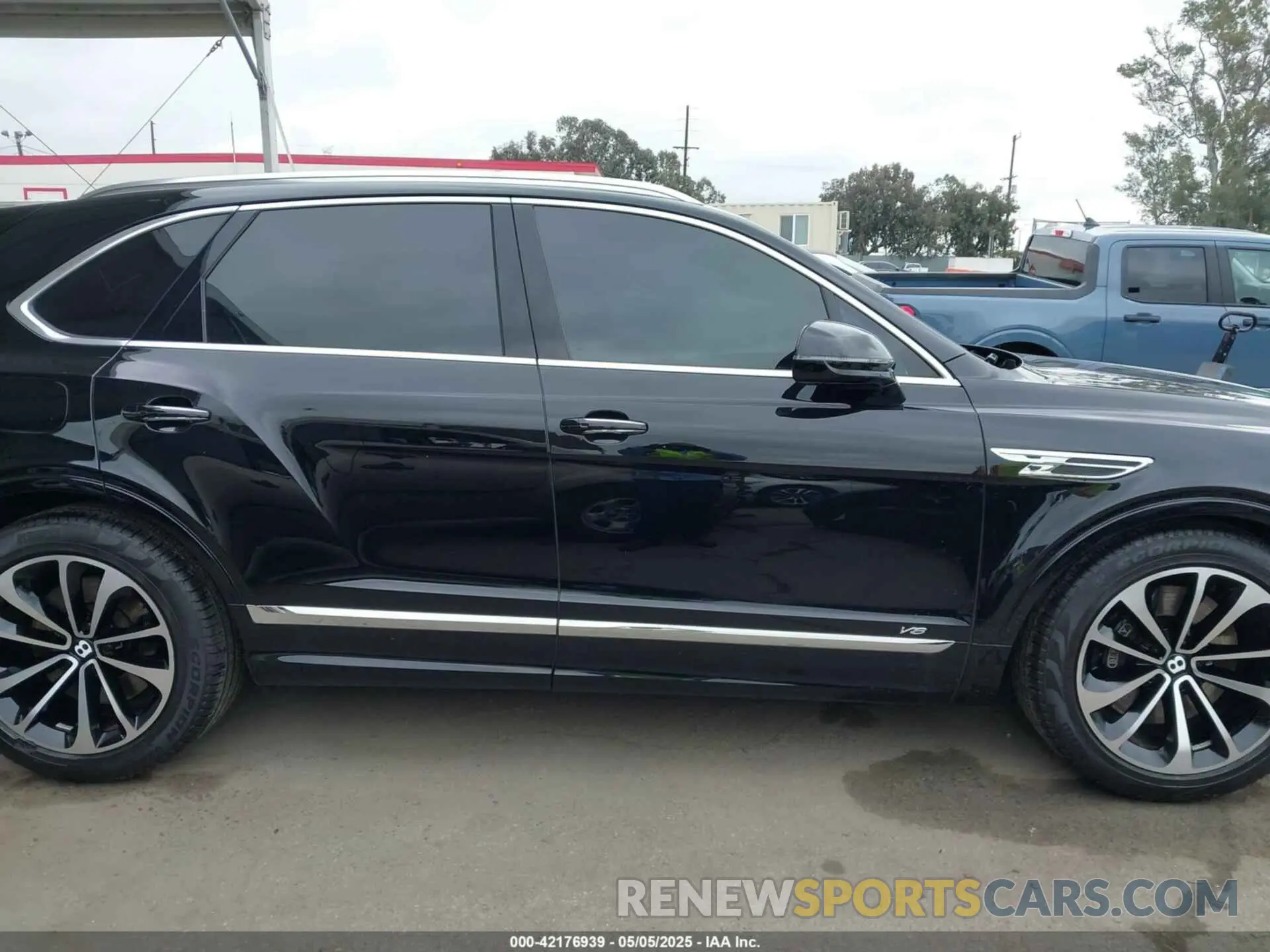 14 fotografías del automóvil dañado SJAAM2ZV1NC013849 BENTLEY BENTAYGA 2022