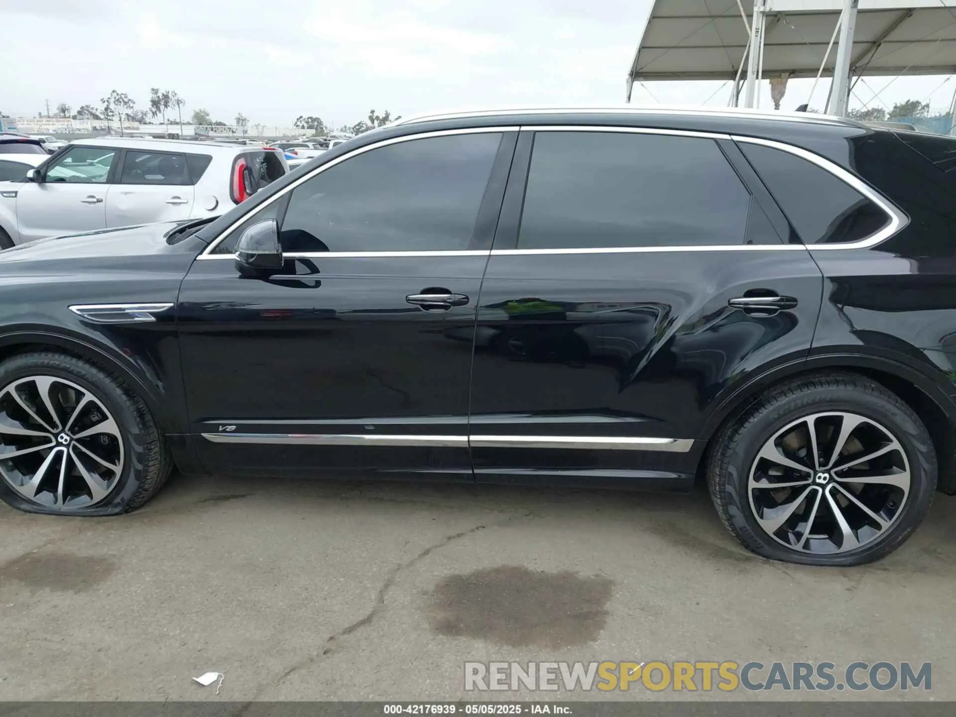 15 fotografías del automóvil dañado SJAAM2ZV1NC013849 BENTLEY BENTAYGA 2022