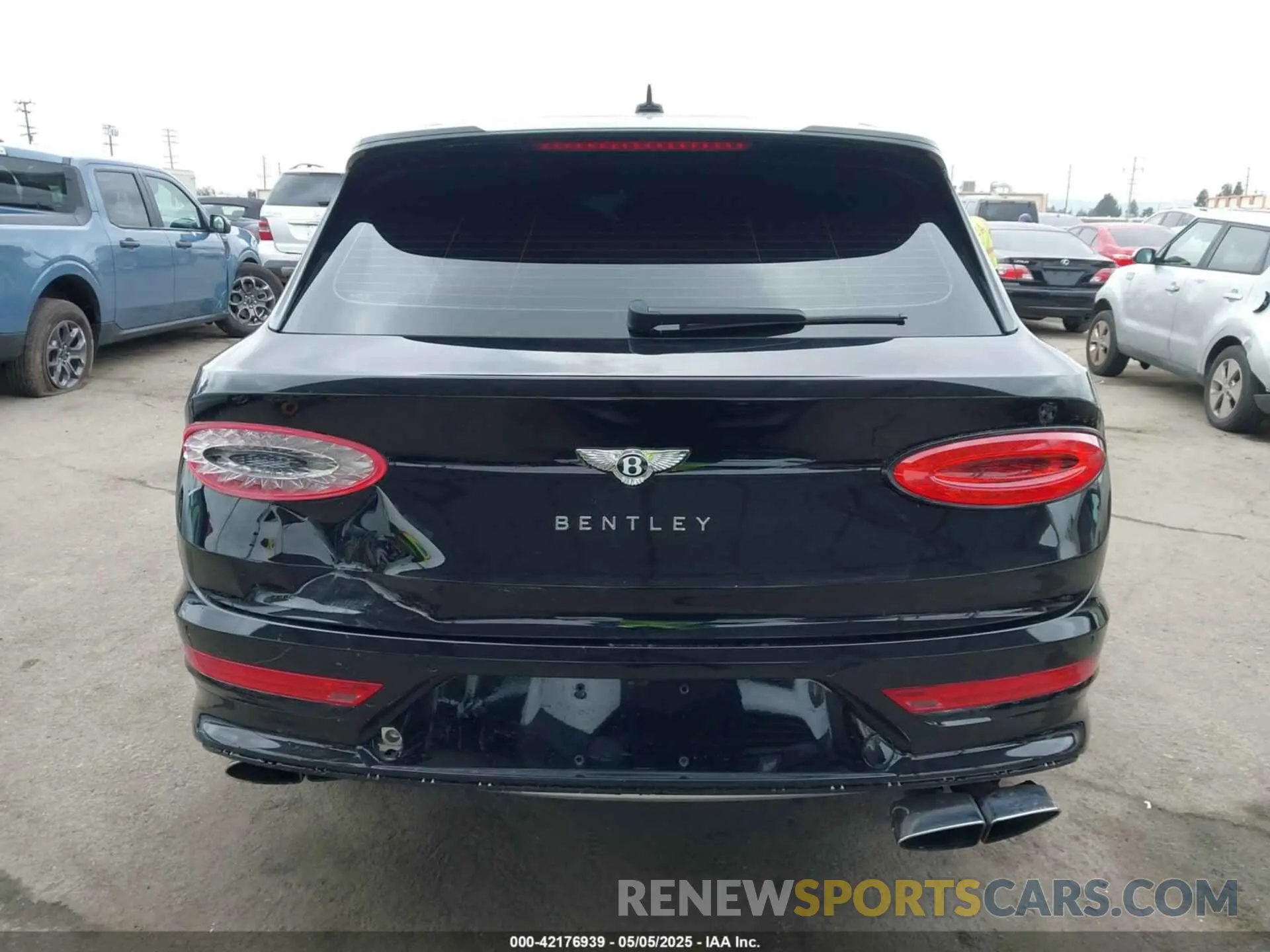 17 fotografías del automóvil dañado SJAAM2ZV1NC013849 BENTLEY BENTAYGA 2022