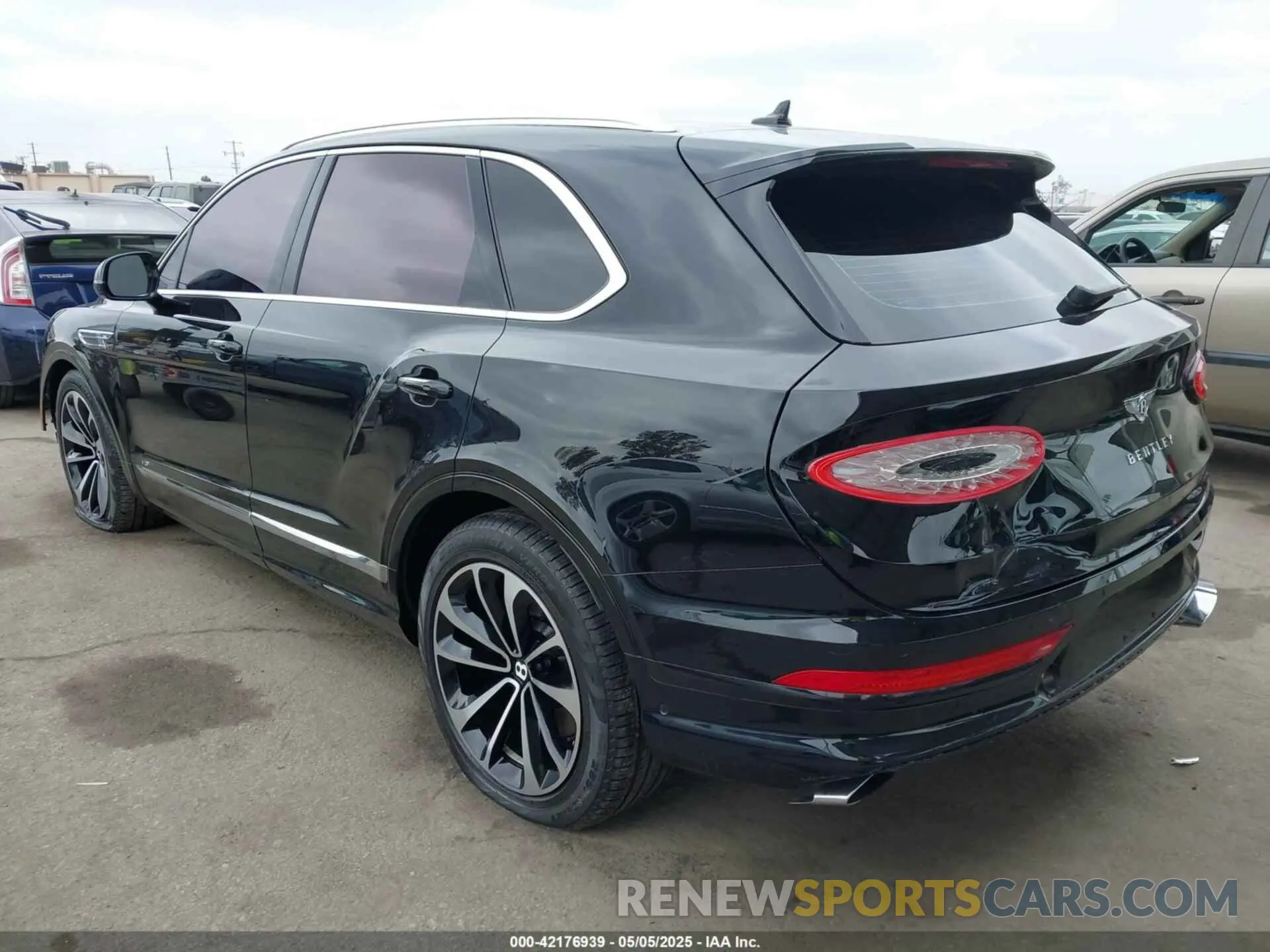 3 fotografías del automóvil dañado SJAAM2ZV1NC013849 BENTLEY BENTAYGA 2022