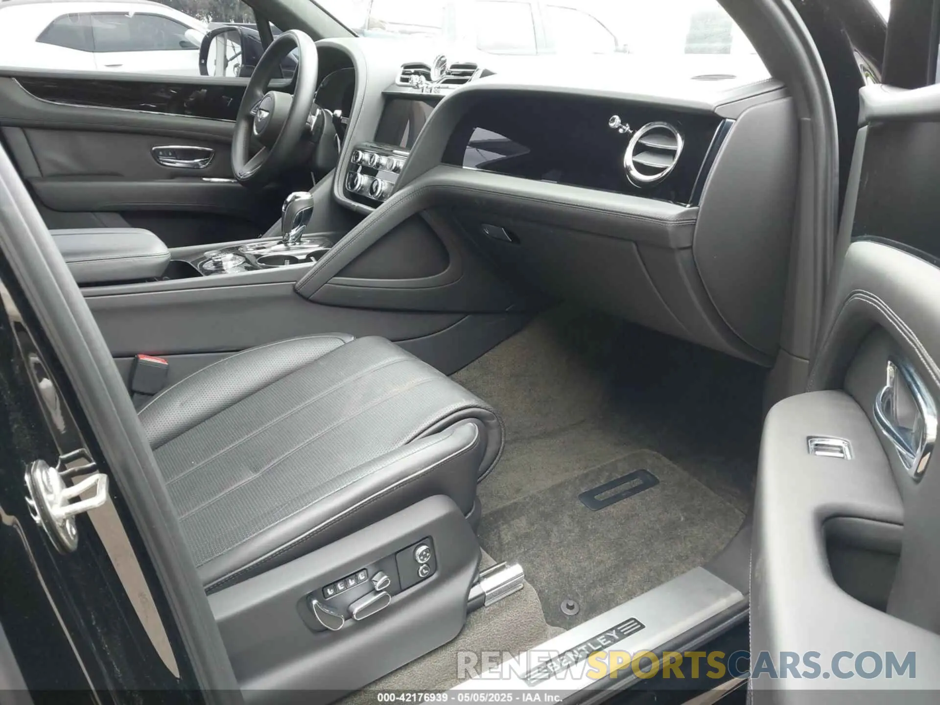 5 fotografías del automóvil dañado SJAAM2ZV1NC013849 BENTLEY BENTAYGA 2022