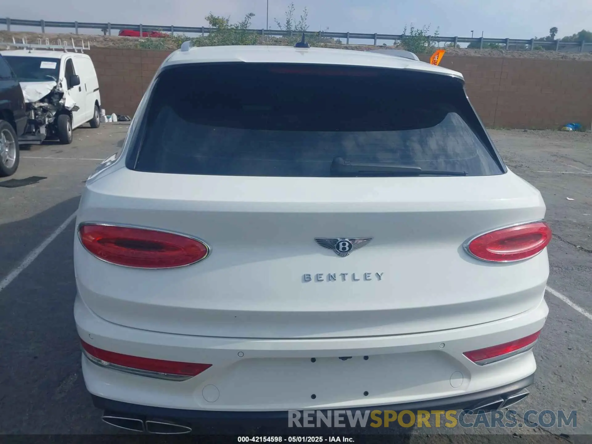 15 fotografías del automóvil dañado SJAAM2ZV4NC016521 BENTLEY BENTAYGA 2022