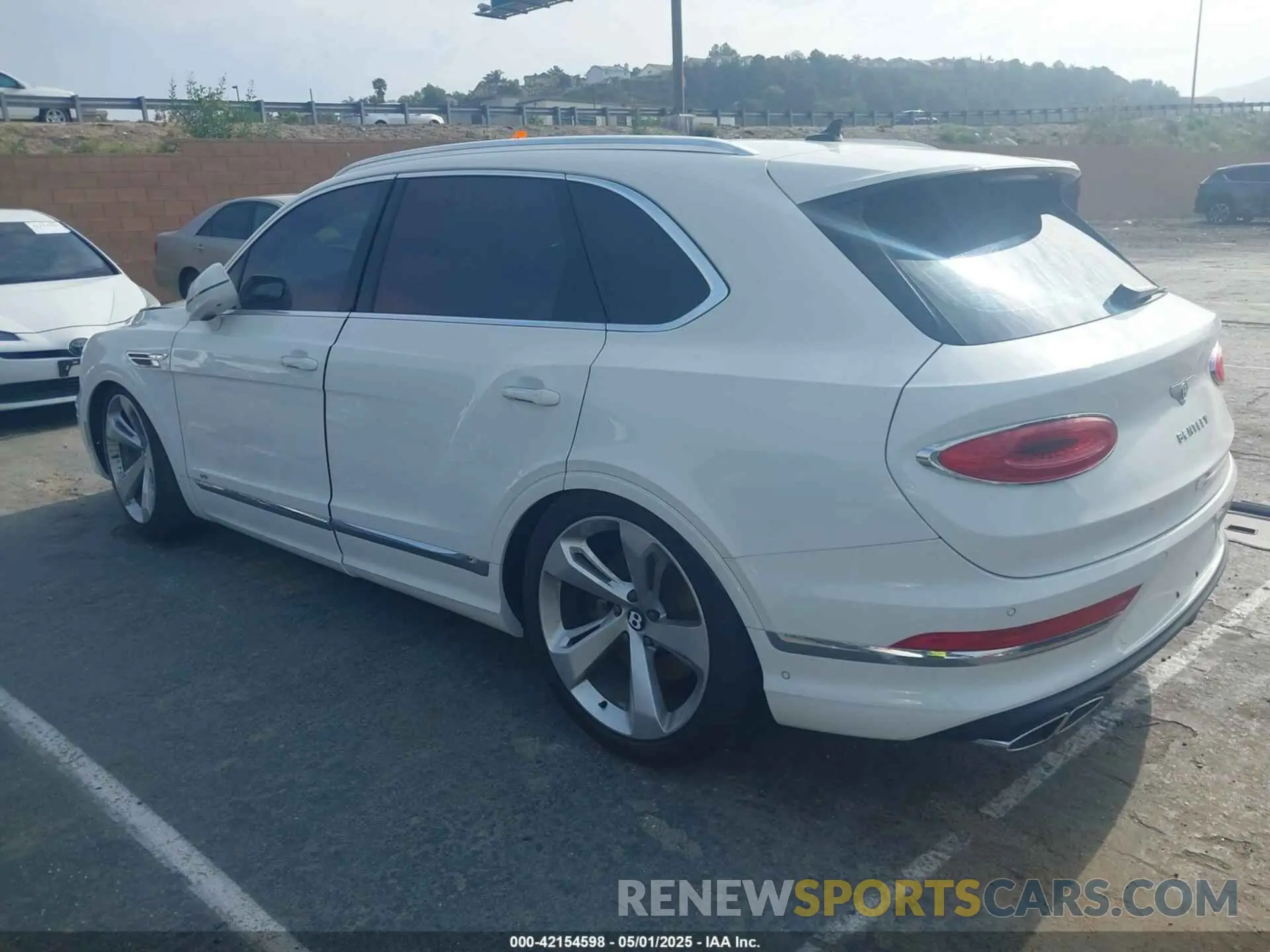 3 fotografías del automóvil dañado SJAAM2ZV4NC016521 BENTLEY BENTAYGA 2022