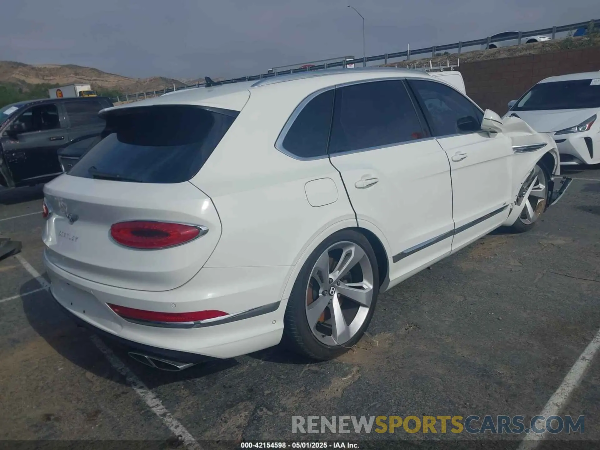 4 fotografías del automóvil dañado SJAAM2ZV4NC016521 BENTLEY BENTAYGA 2022
