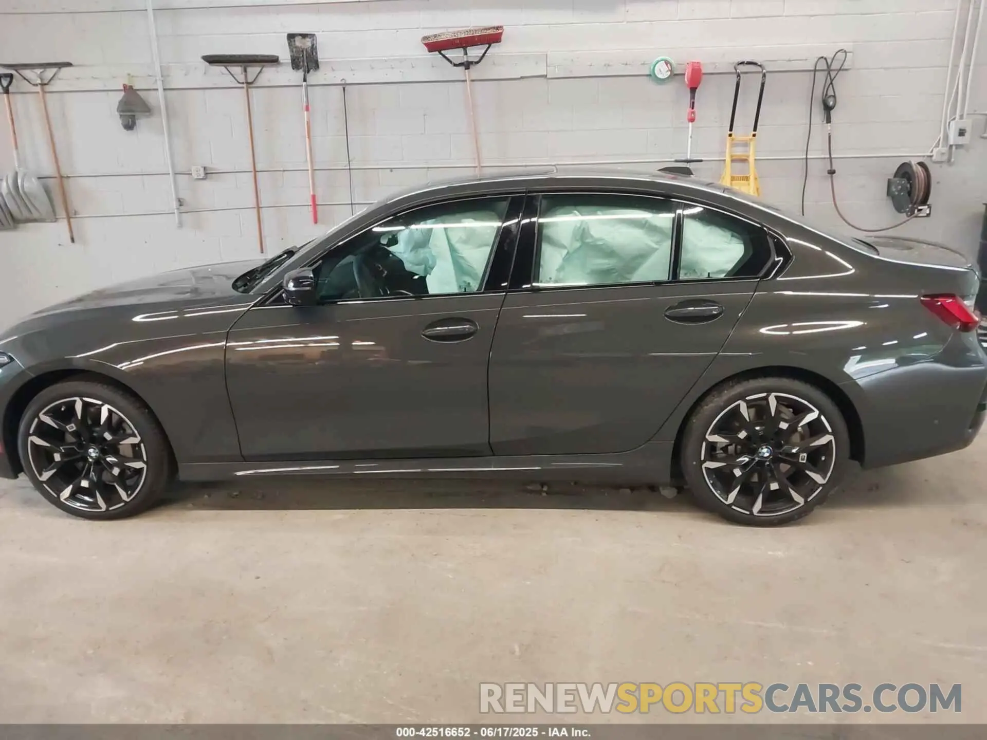 14 fotografías del automóvil dañado 3MW89CW08S8F31843 BMW 3 SERIES 2025
