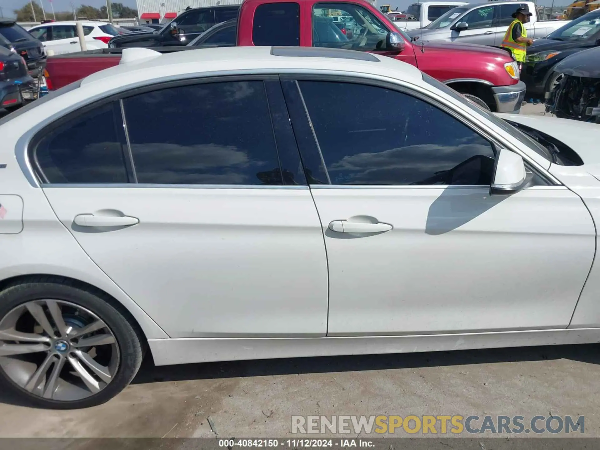 13 fotografías del automóvil dañado WBA8E1C3XHA029301 BMW 330E 2017