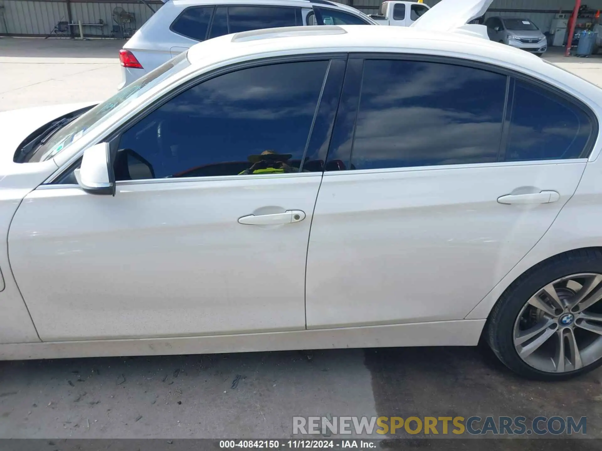 14 fotografías del automóvil dañado WBA8E1C3XHA029301 BMW 330E 2017