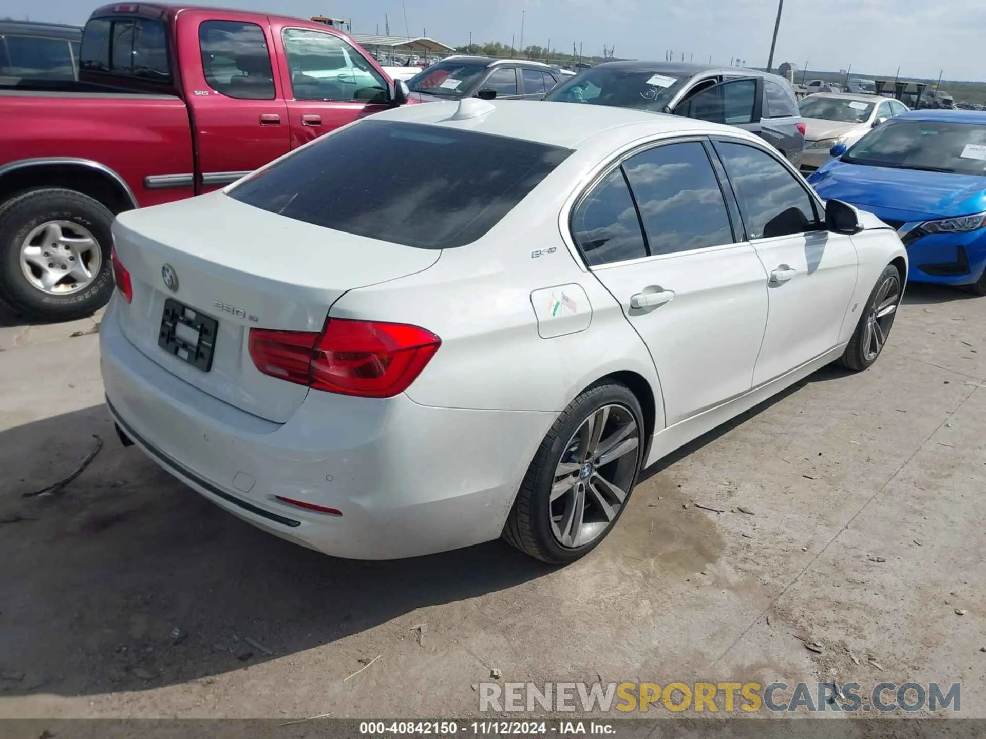 4 fotografías del automóvil dañado WBA8E1C3XHA029301 BMW 330E 2017