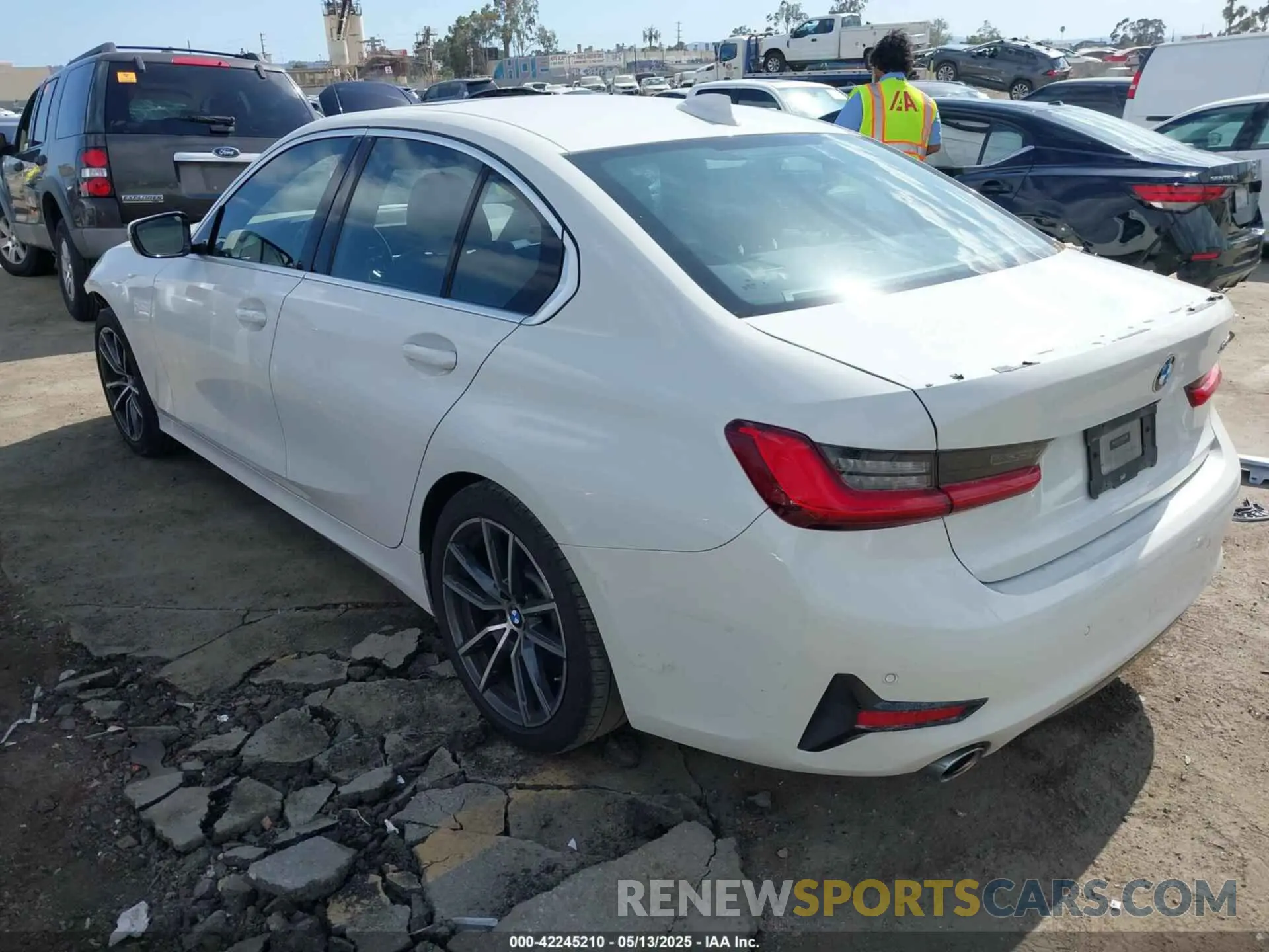 3 fotografías del automóvil dañado WBA5R1C53KAJ99922 BMW 330I 2019