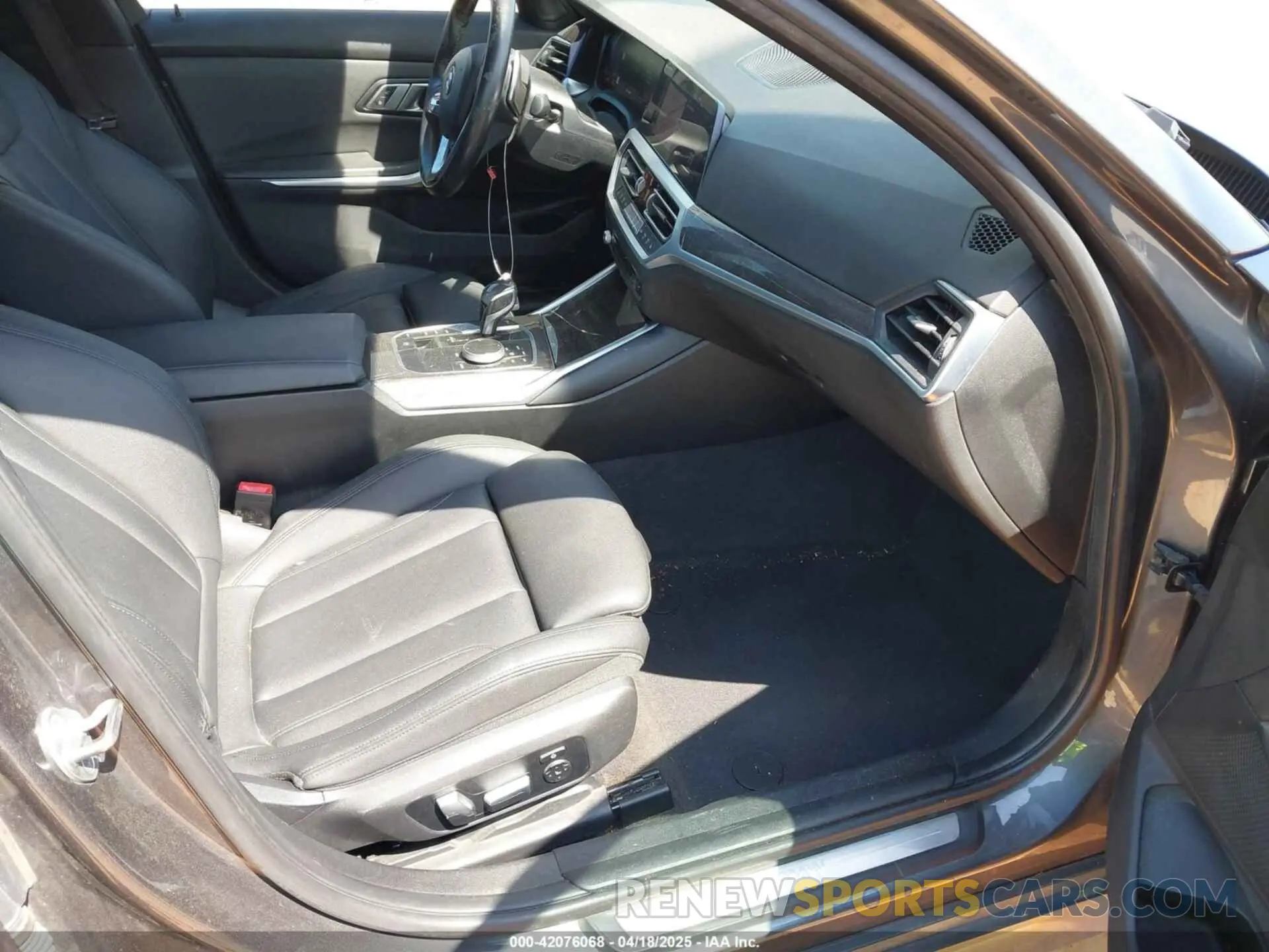 5 fotografías del automóvil dañado WBA5R1C5XKFH00567 BMW 330I 2019