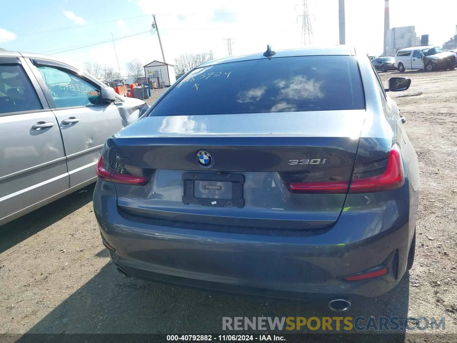 15 fotografías del automóvil dañado WBA5R7C50KAJ83924 BMW 330I 2019