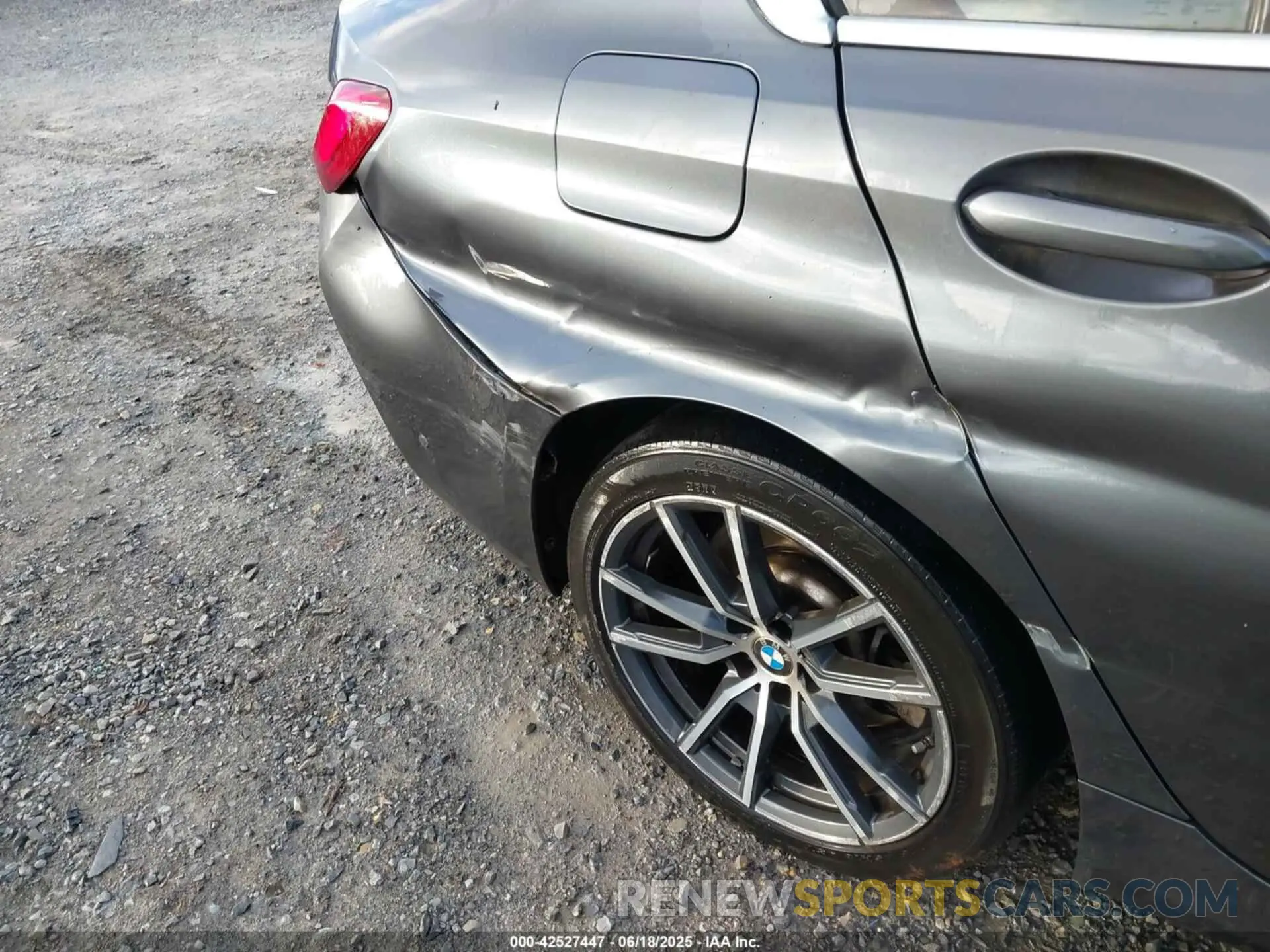 18 fotografías del automóvil dañado WBA5R7C52KAJ82421 BMW 330I 2019
