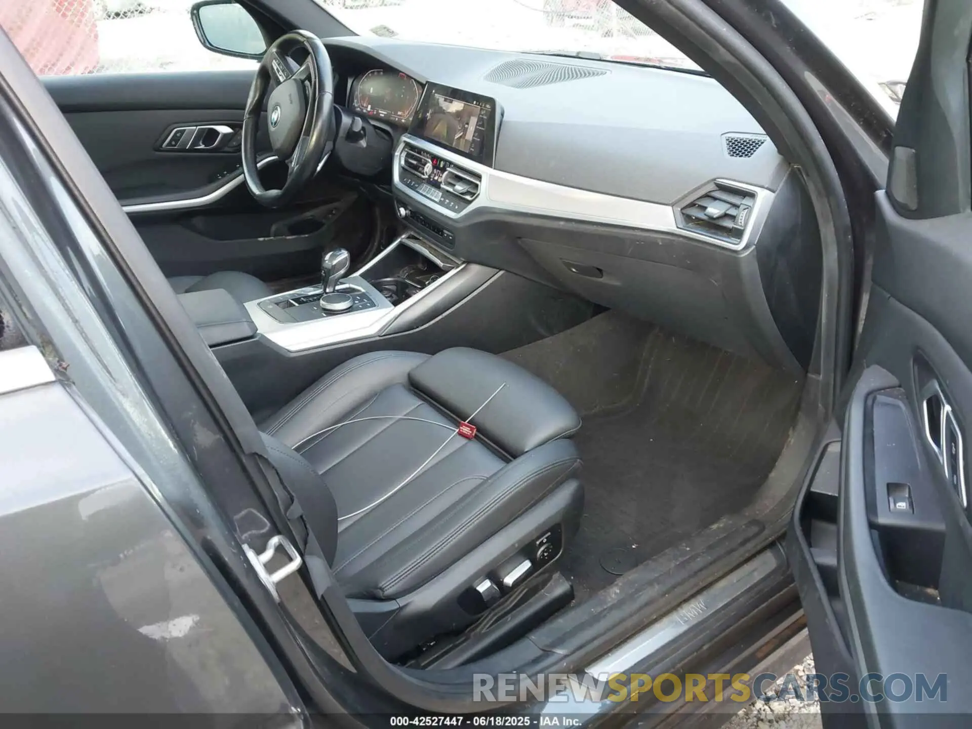 5 fotografías del automóvil dañado WBA5R7C52KAJ82421 BMW 330I 2019