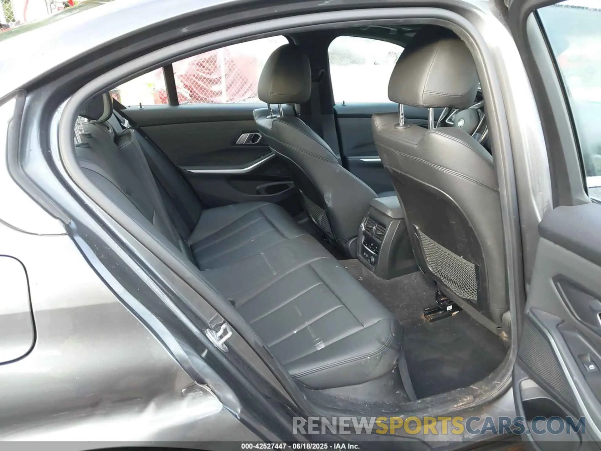 8 fotografías del automóvil dañado WBA5R7C52KAJ82421 BMW 330I 2019