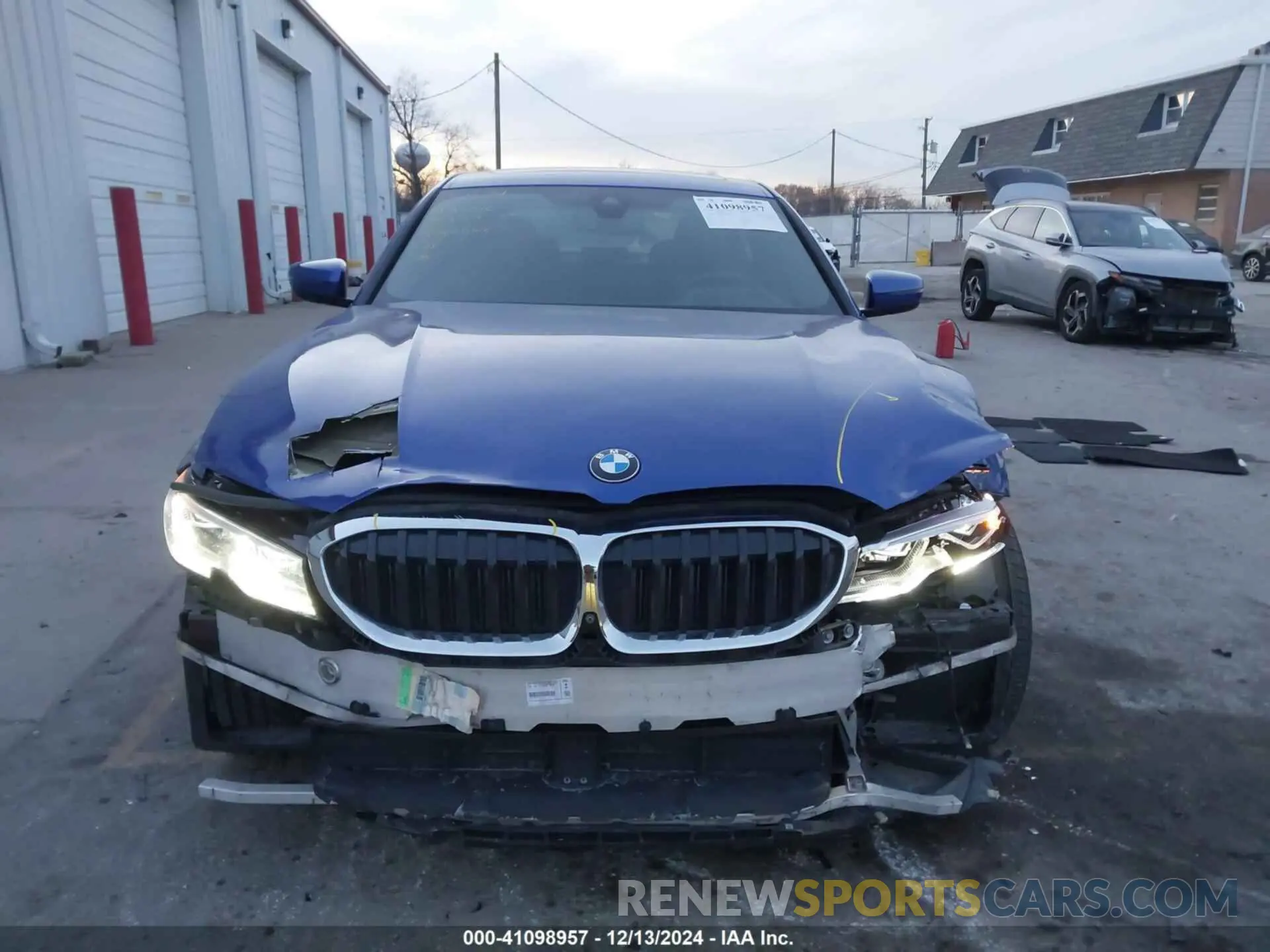 12 fotografías del automóvil dañado WBA5R7C55KAE82859 BMW 330I 2019