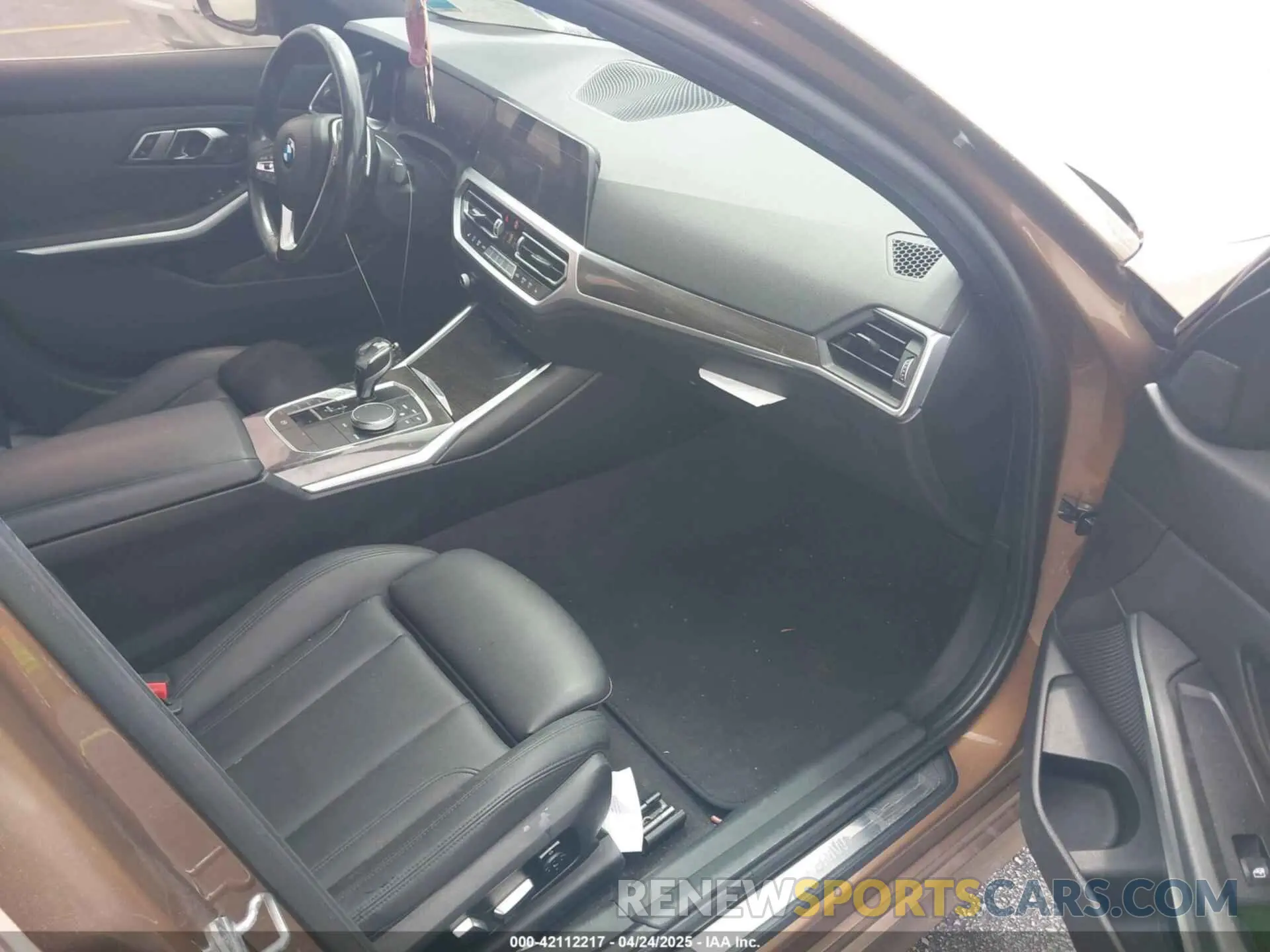 5 fotografías del automóvil dañado WBA5R1C05LFH82648 BMW 330I 2020