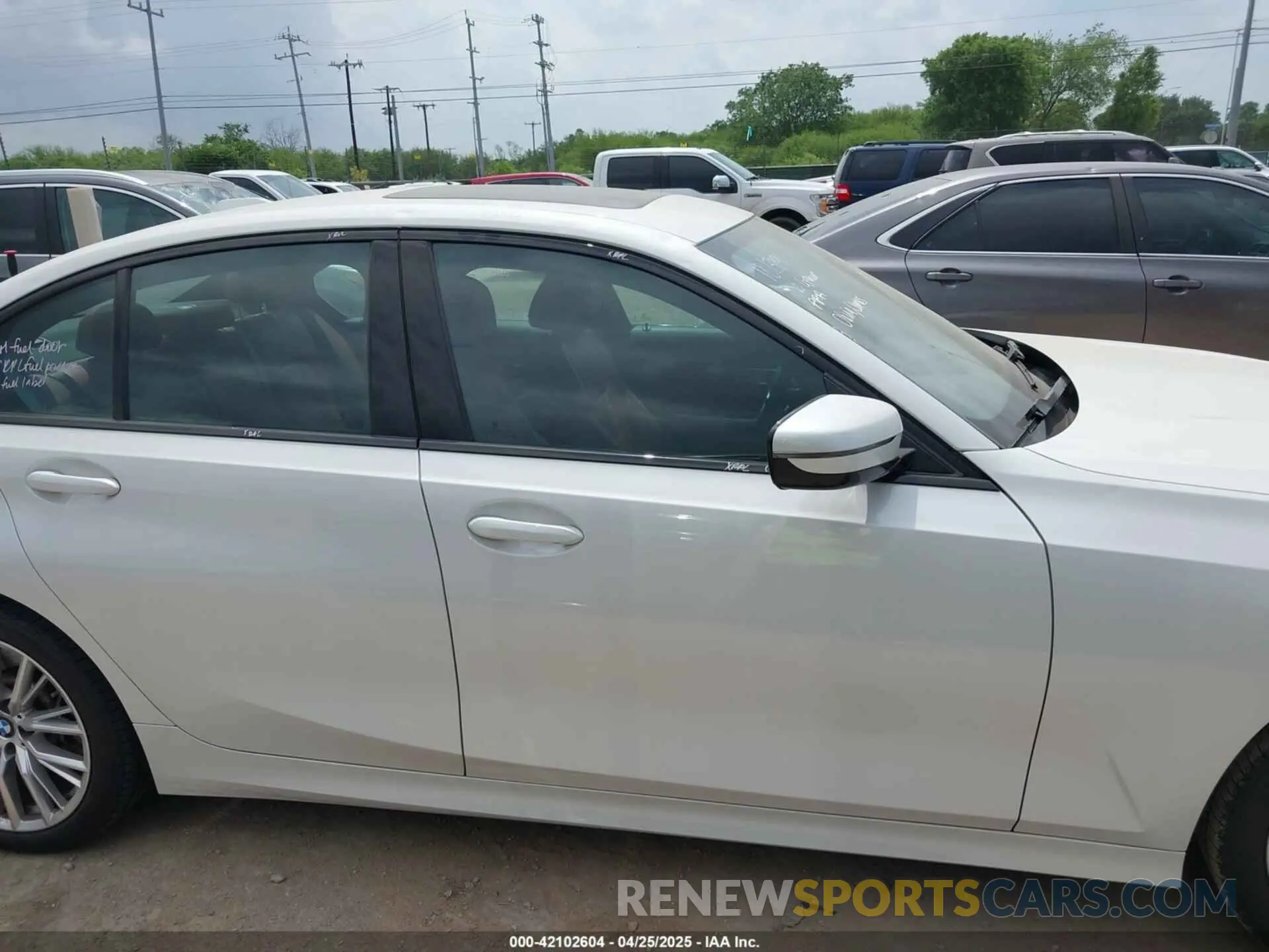 13 fotografías del automóvil dañado 3MW69FF00P8D11967 BMW 330I 2023