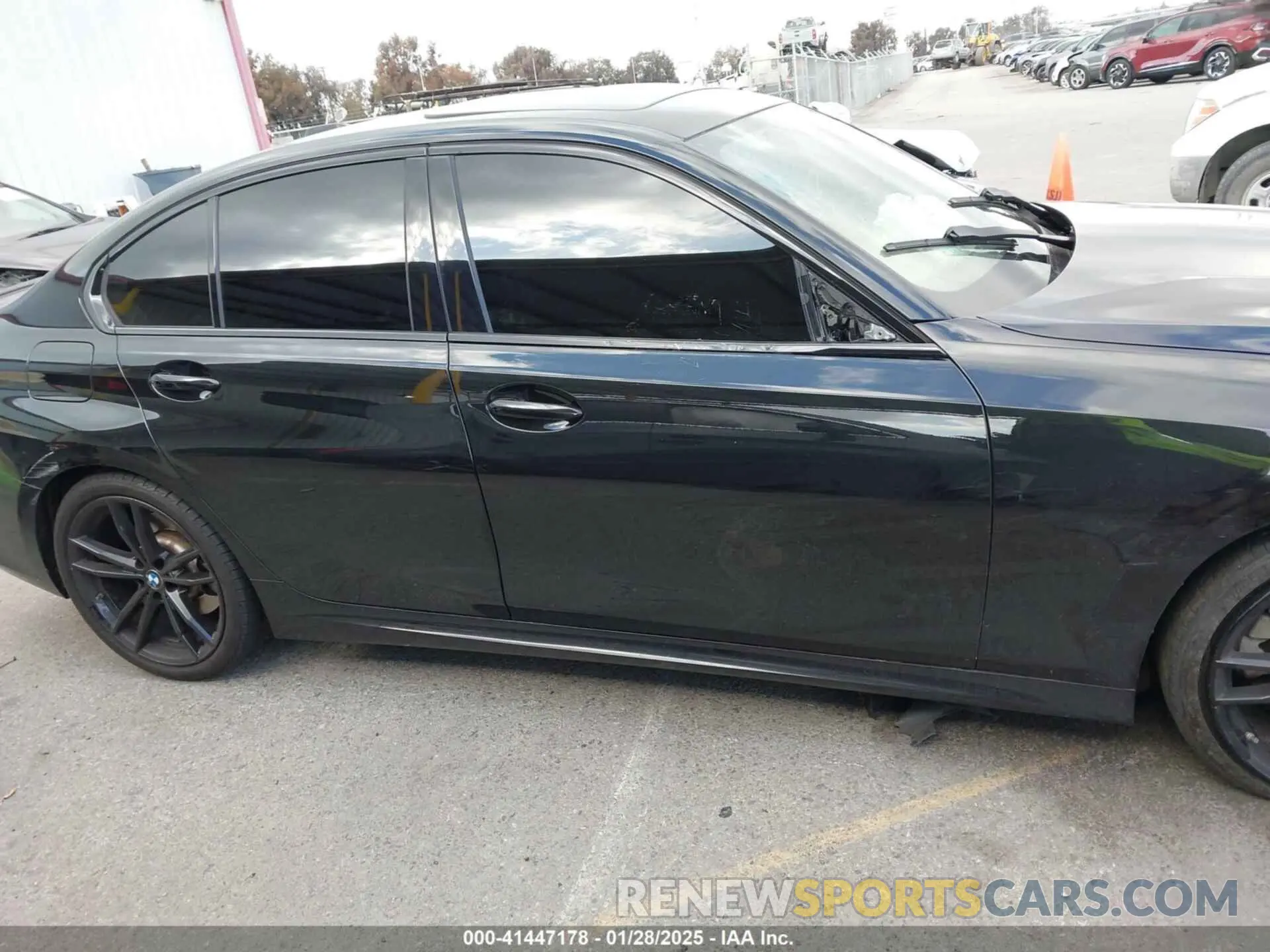 13 fotografías del automóvil dañado 3MW69FF00P8D17350 BMW 330I 2023
