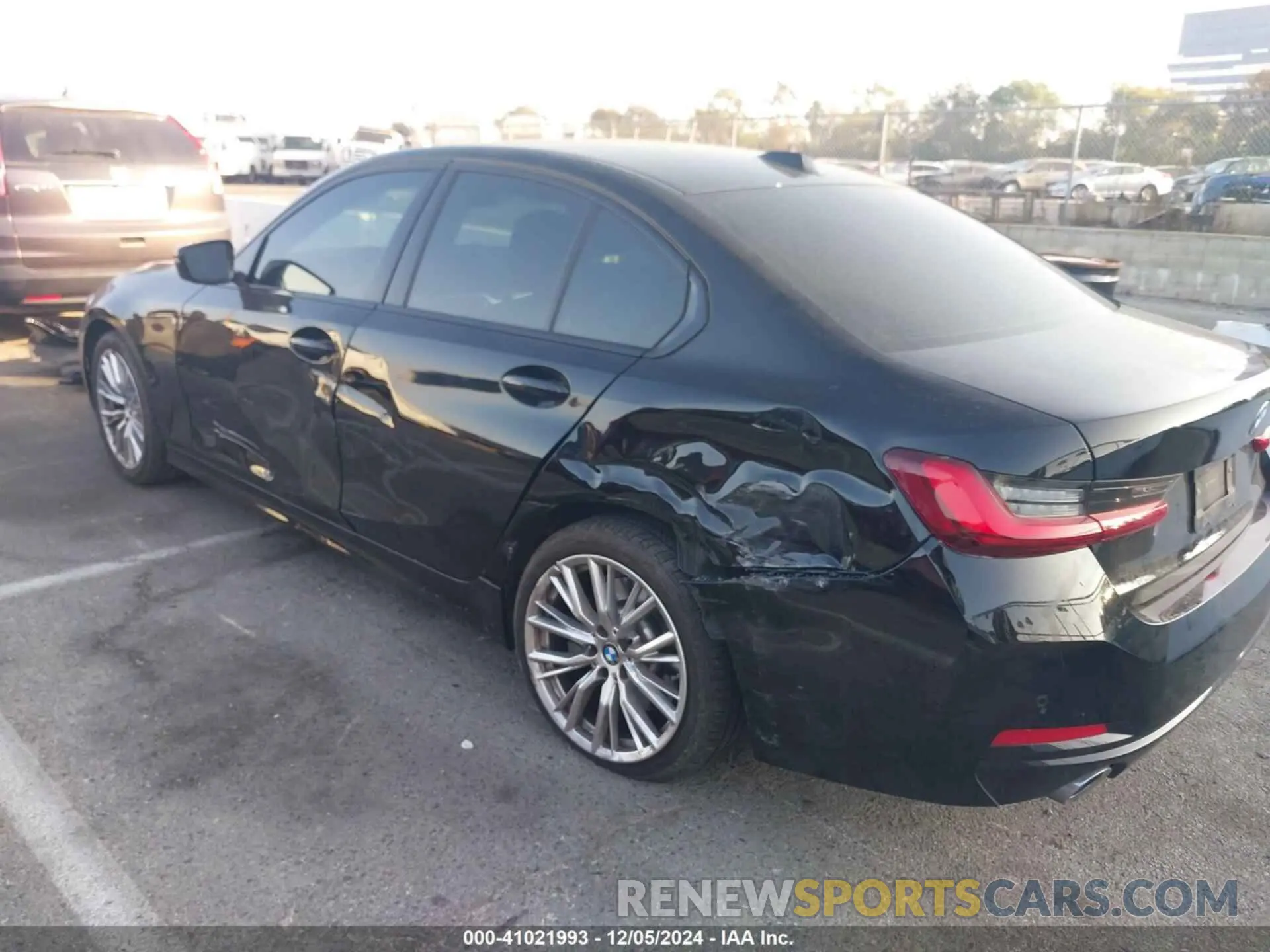 14 fotografías del automóvil dañado 3MW69FF0XP8D78933 BMW 330I 2023