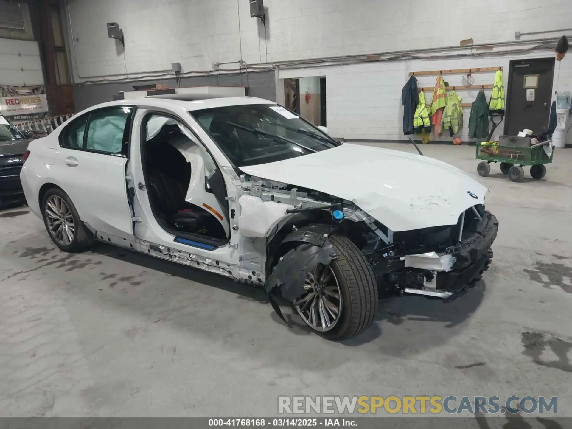 1 fotografías del automóvil dañado 3MW89FF04P8D68374 BMW 330I 2023