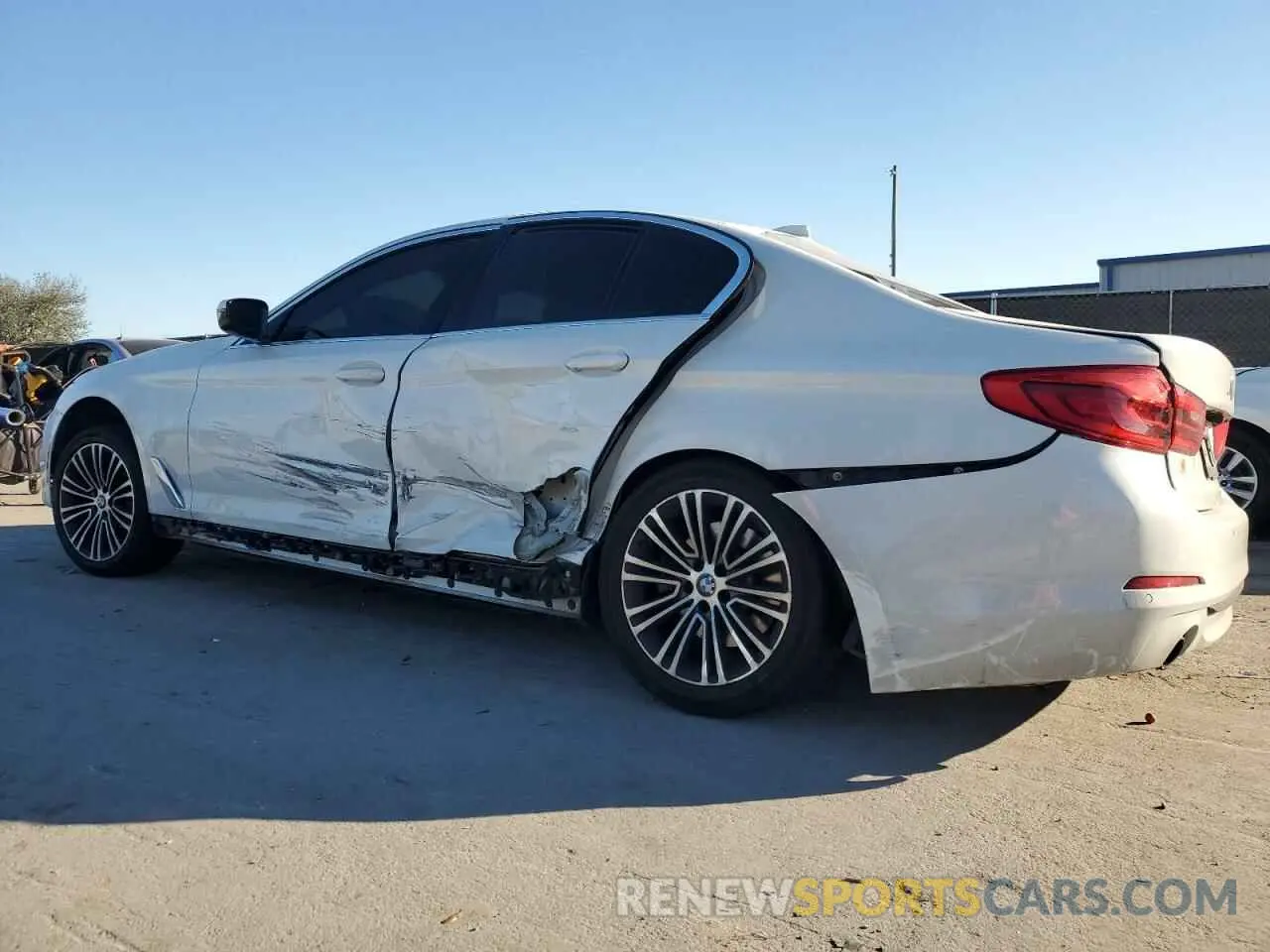 2 fotografías del automóvil dañado WBAJA5C54KWA57842 BMW 5 SERIES 2019