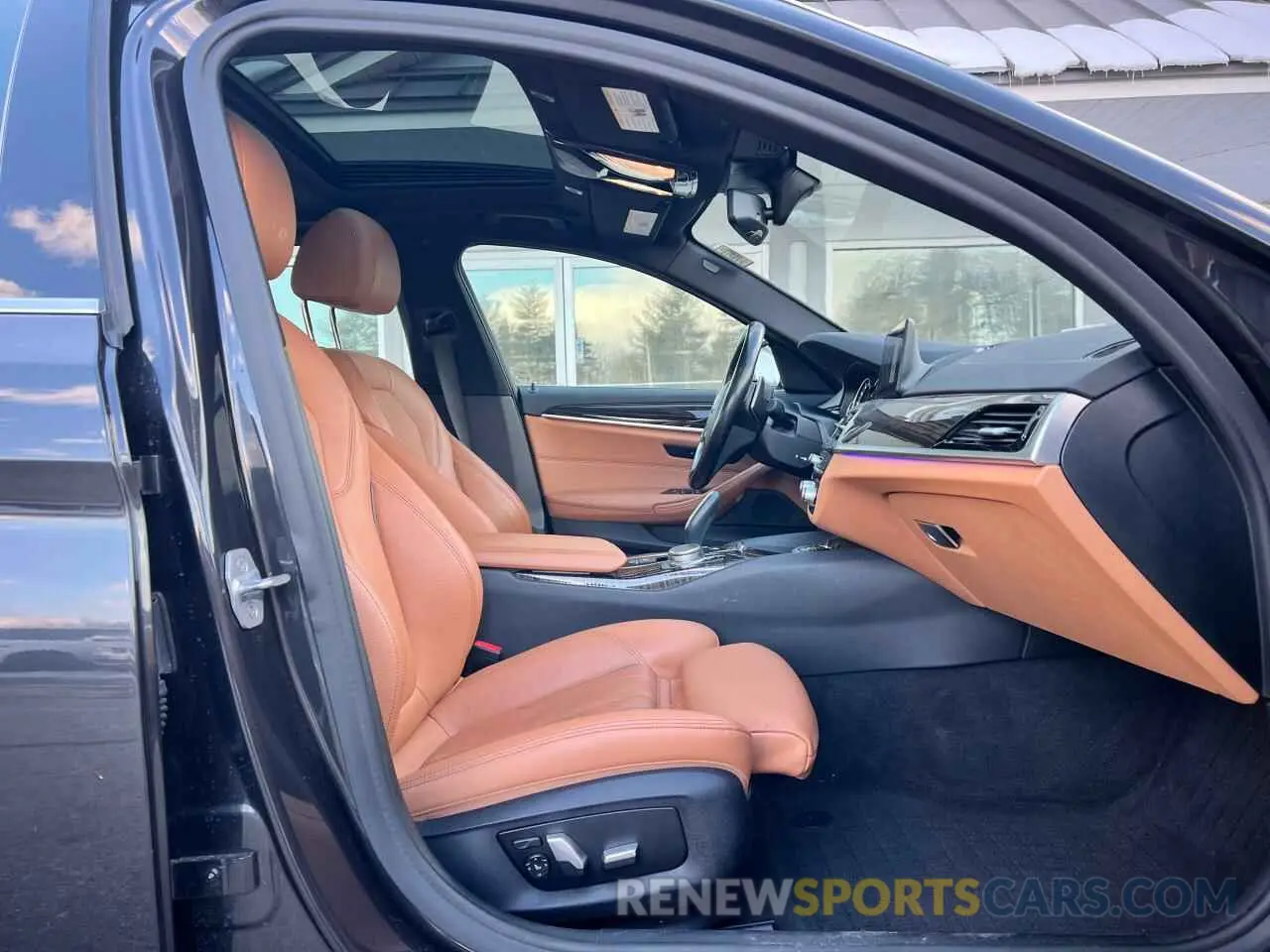 5 fotografías del automóvil dañado WBAJB1C51KB375492 BMW 5 SERIES 2019