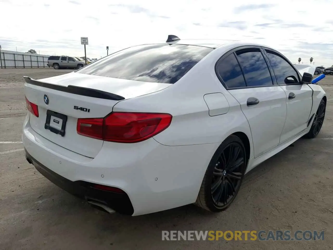 4 fotografías del automóvil dañado WBAJE5C51KWW17690 BMW 5 SERIES 2019