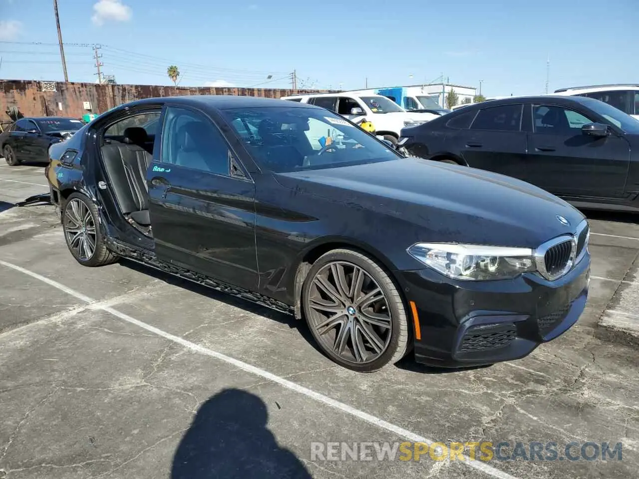 4 fotografías del automóvil dañado WBAJE5C53KWE66709 BMW 5 SERIES 2019