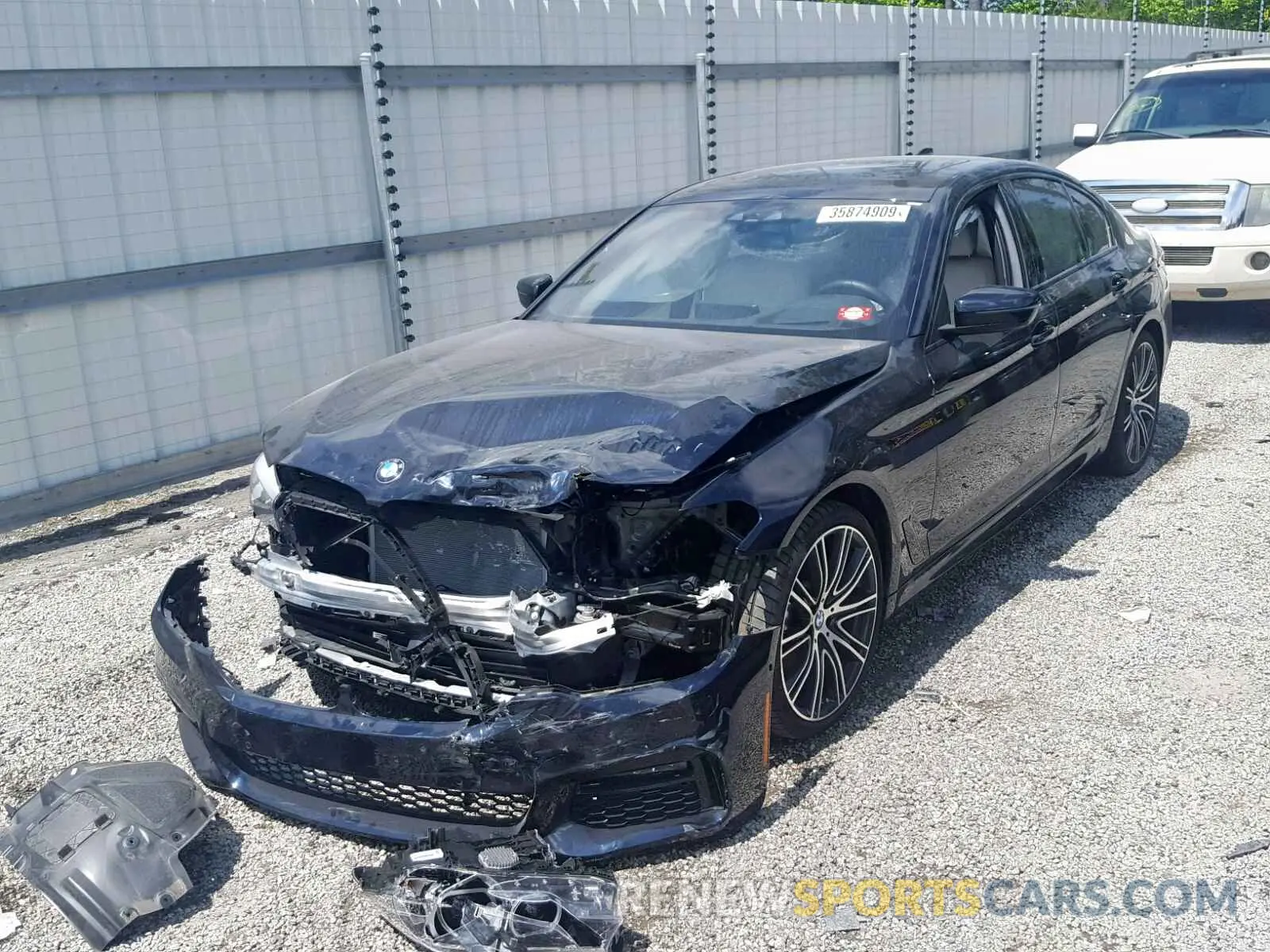 2 fotografías del automóvil dañado WBAJE5C55KWE66369 BMW 5 SERIES 2019