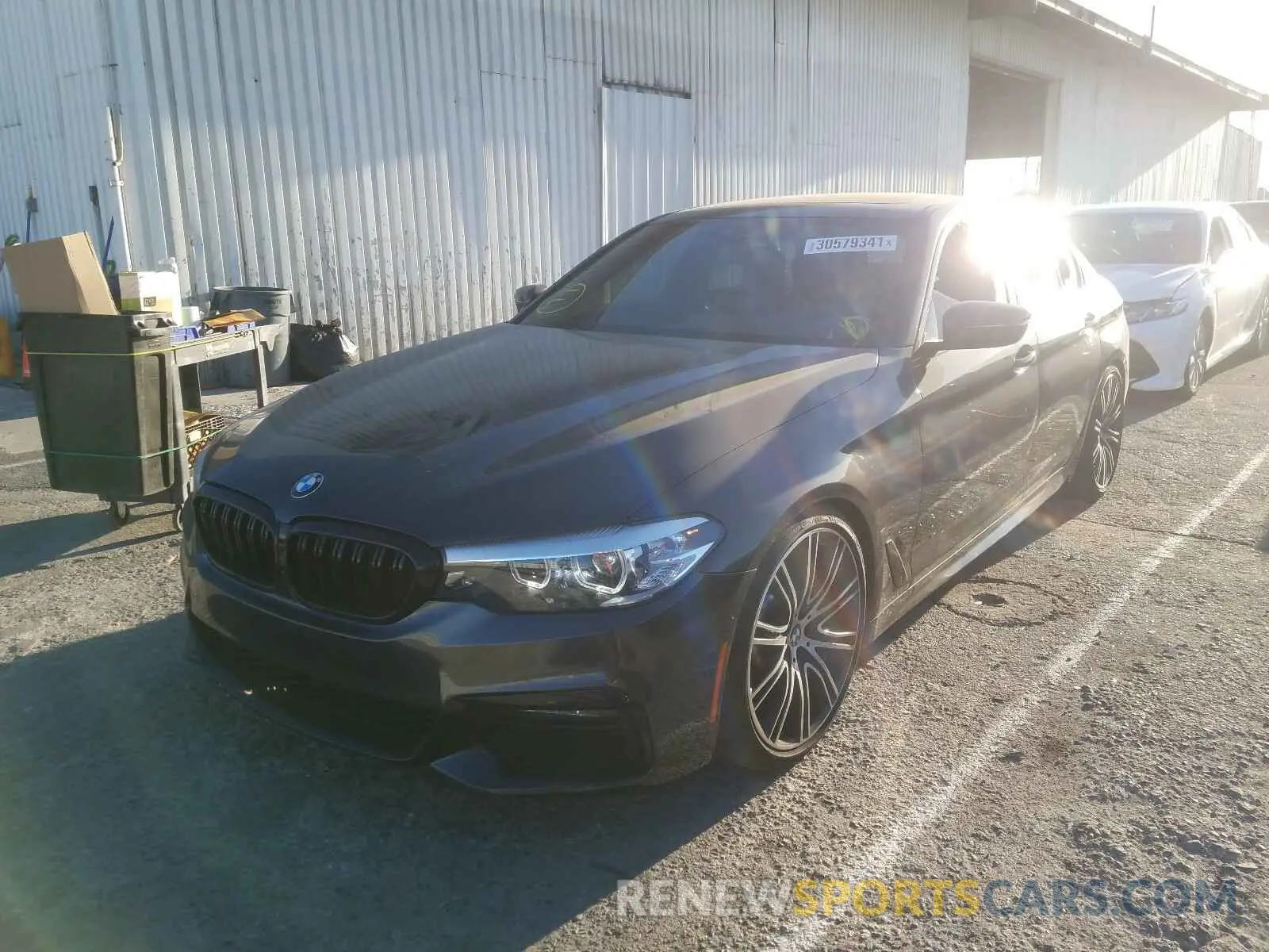 2 fotografías del automóvil dañado WBAJE5C55KWW18809 BMW 5 SERIES 2019
