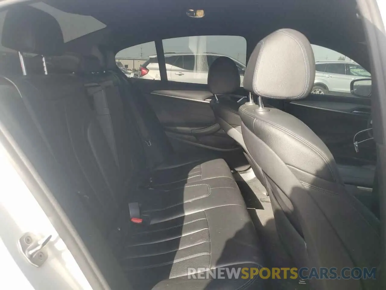 10 fotografías del automóvil dañado WBAJE7C54KWD55176 BMW 5 SERIES 2019