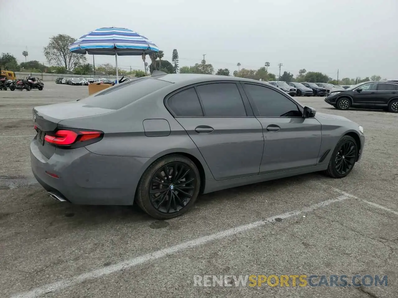 3 fotografías del automóvil dañado WBA13AG03MCG04735 BMW 5 SERIES 2021