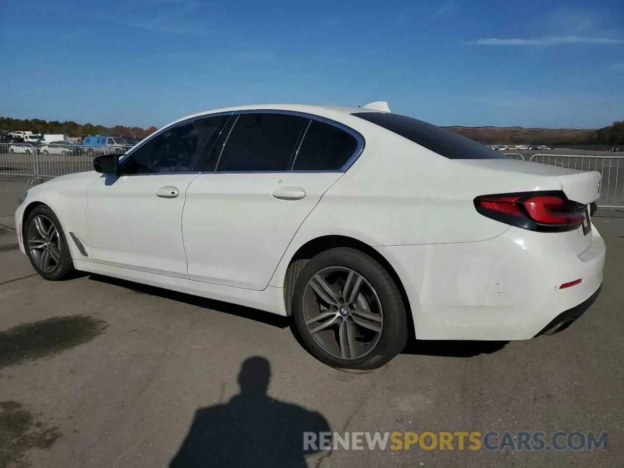 2 fotografías del automóvil dañado WBA13BJ00MCF10844 BMW 5 SERIES 2021