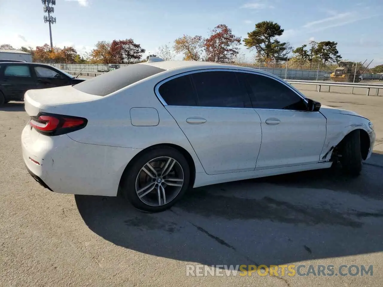3 fotografías del automóvil dañado WBA13BJ00MCF10844 BMW 5 SERIES 2021