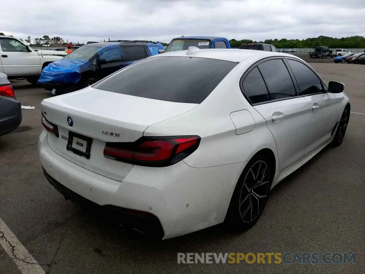 4 fotografías del automóvil dañado WBA13BJ02MCF19688 BMW 5 SERIES 2021