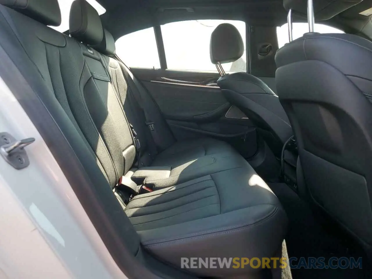 10 fotografías del automóvil dañado WBA13BJ04MWX11514 BMW 5 SERIES 2021