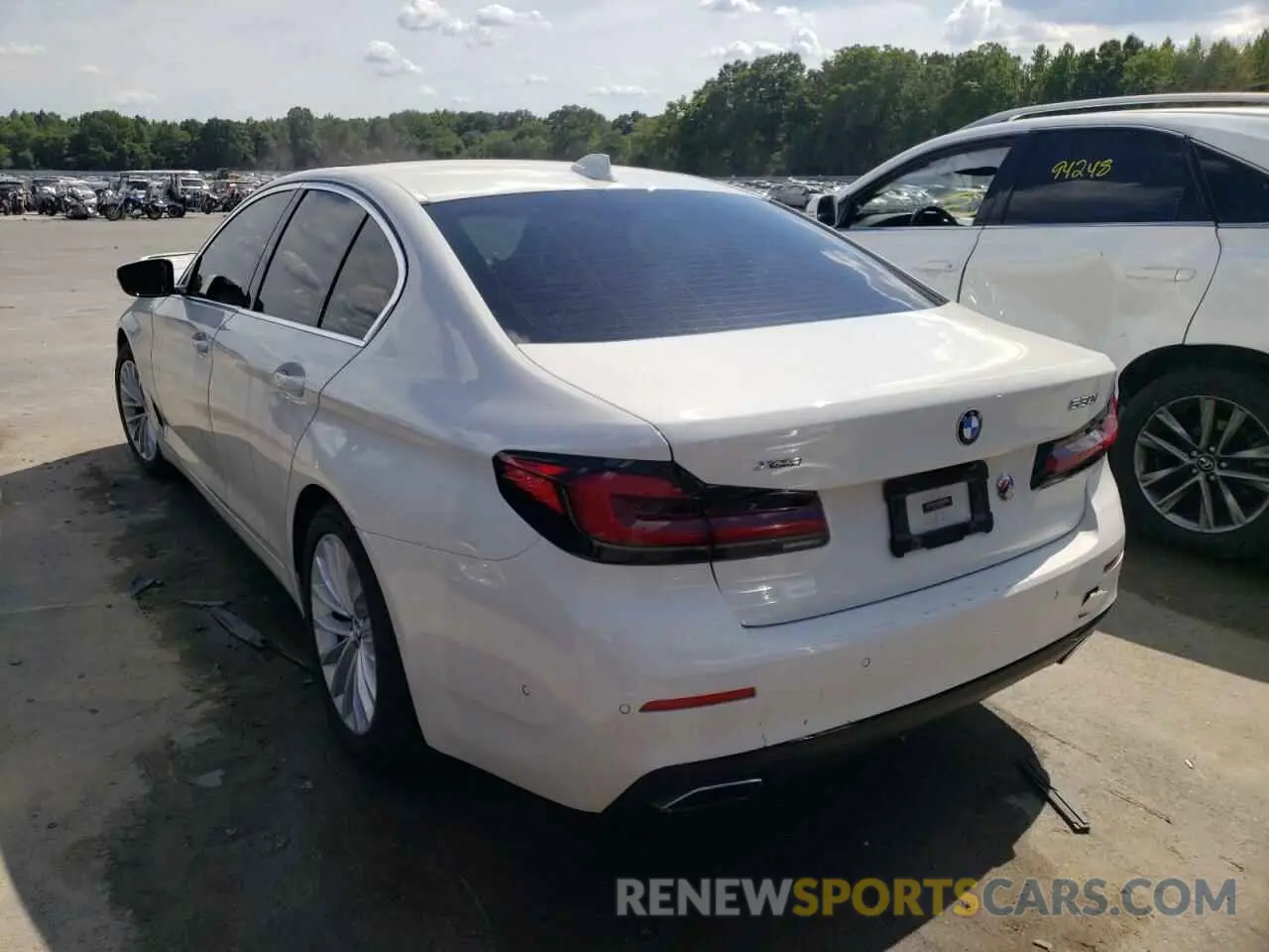 3 fotografías del automóvil dañado WBA13BJ06MCF77819 BMW 5 SERIES 2021