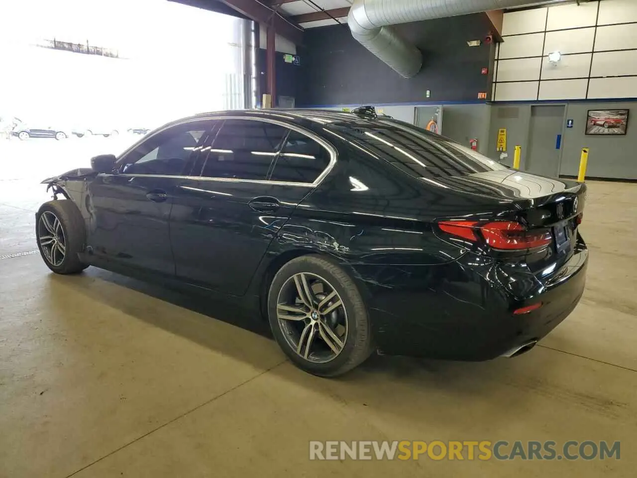 2 fotografías del automóvil dañado WBA13BJ09MWW98601 BMW 5 SERIES 2021