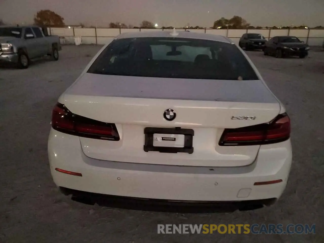 6 fotografías del automóvil dañado WBA53BH02MWX08702 BMW 5 SERIES 2021