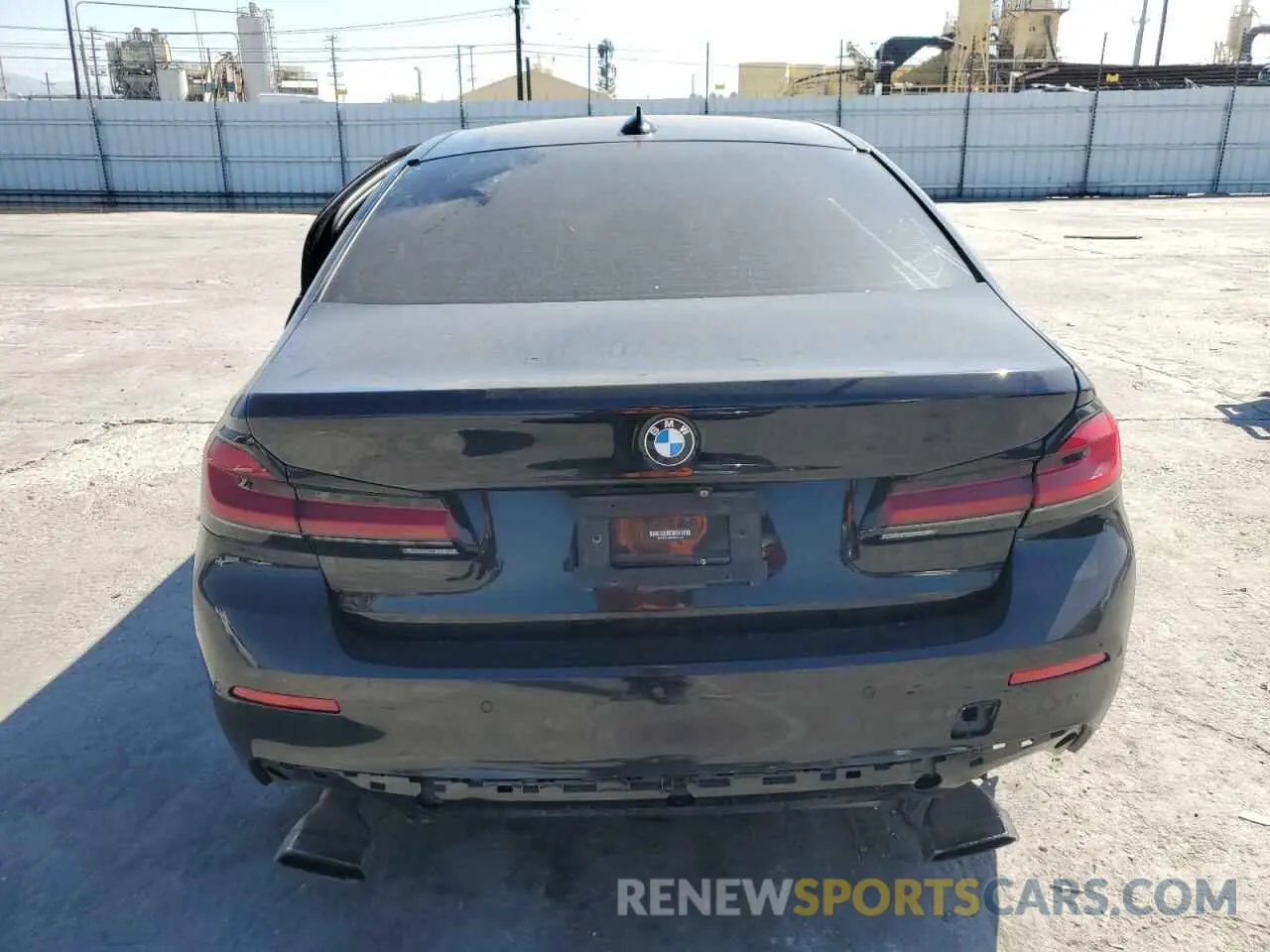 6 fotografías del automóvil dañado WBA53BH06MWW97316 BMW 5 SERIES 2021