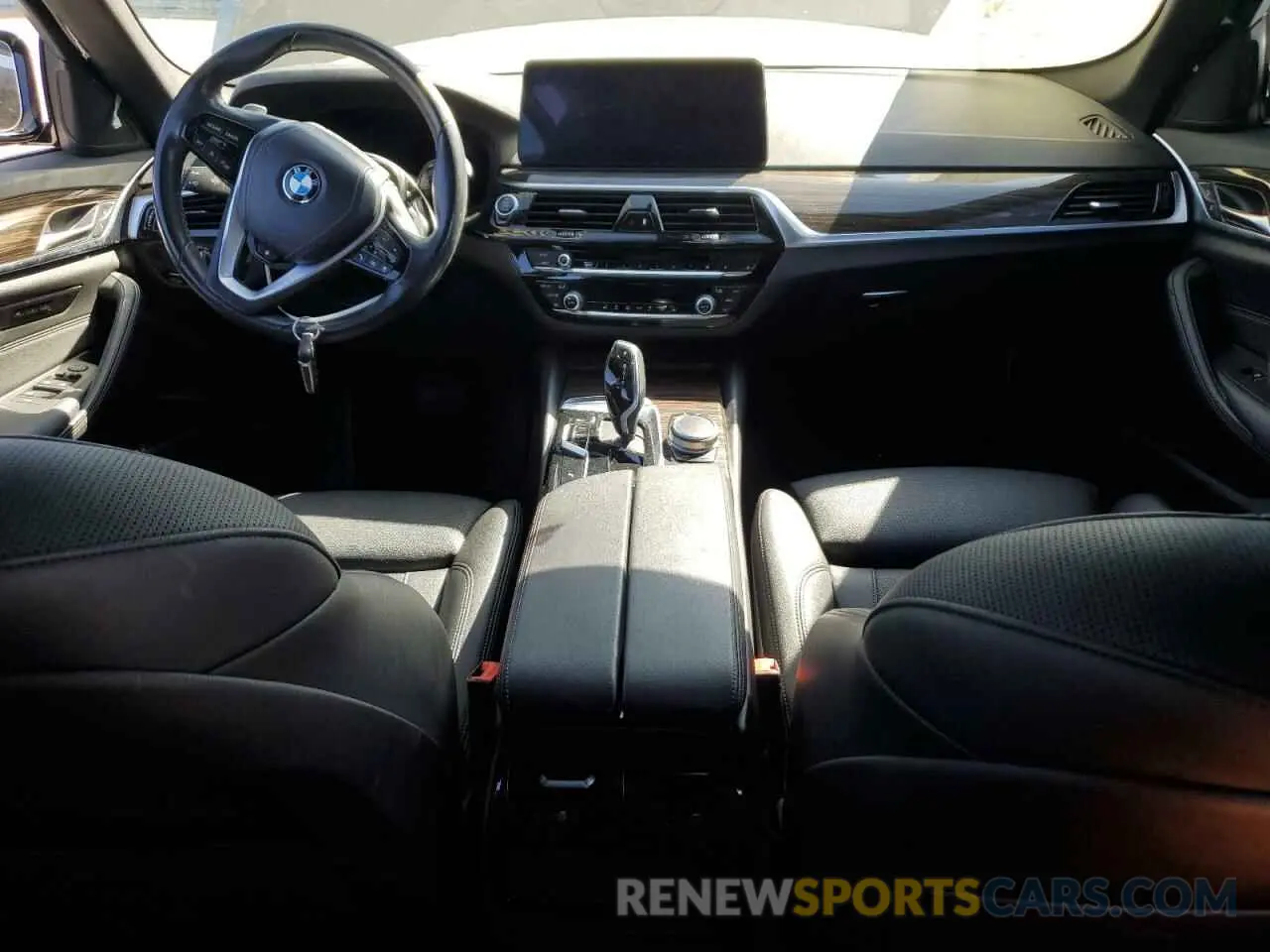 8 fotografías del automóvil dañado WBA53BH06MWW97316 BMW 5 SERIES 2021