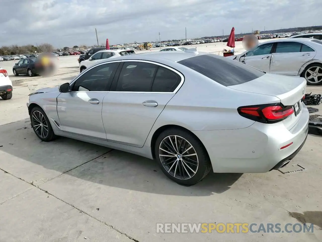 2 fotografías del automóvil dañado WBA53BH0XMWX21827 BMW 5 SERIES 2021