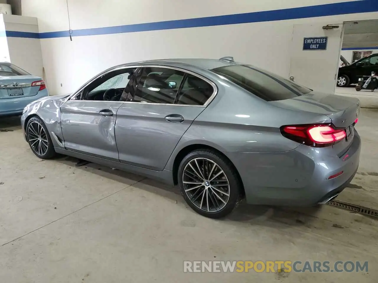 2 fotografías del automóvil dañado WBA73BJ00MCF27699 BMW 5 SERIES 2021