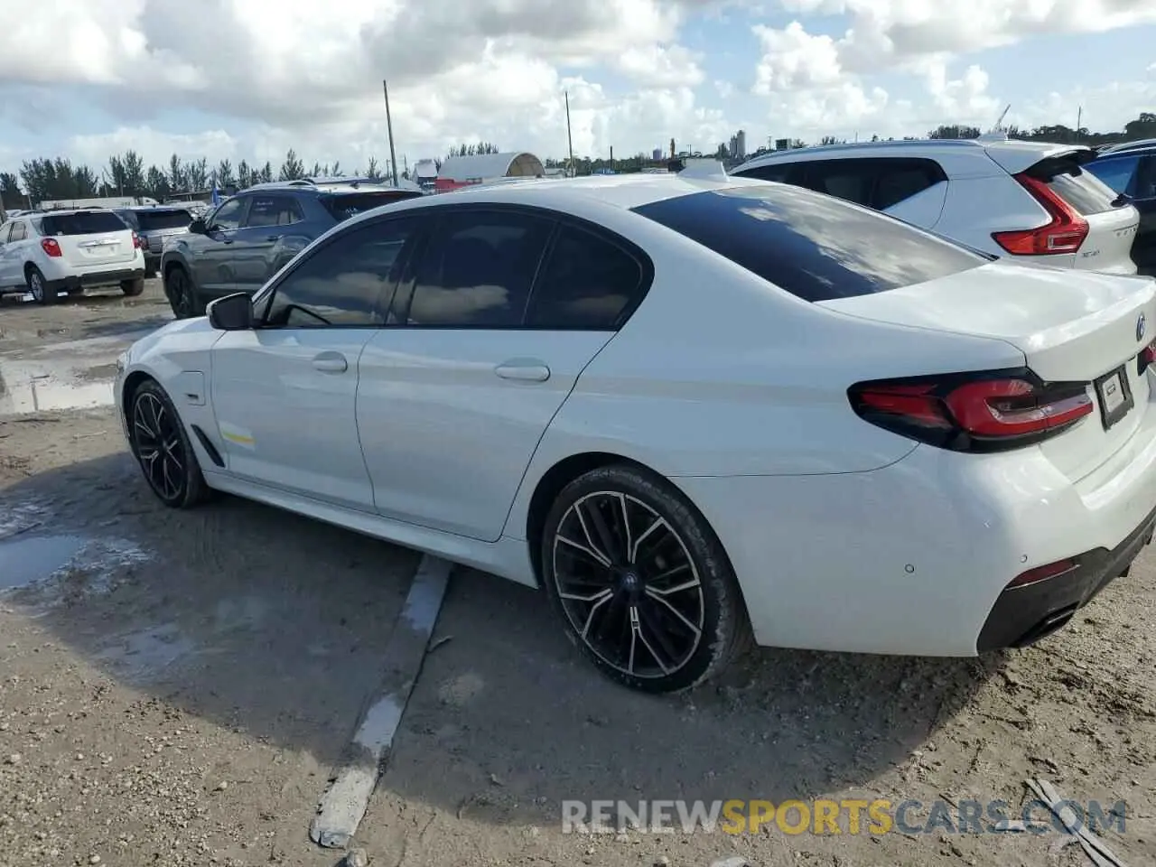 2 fotografías del automóvil dañado WBA13AG03NCK29539 BMW 5 SERIES 2022